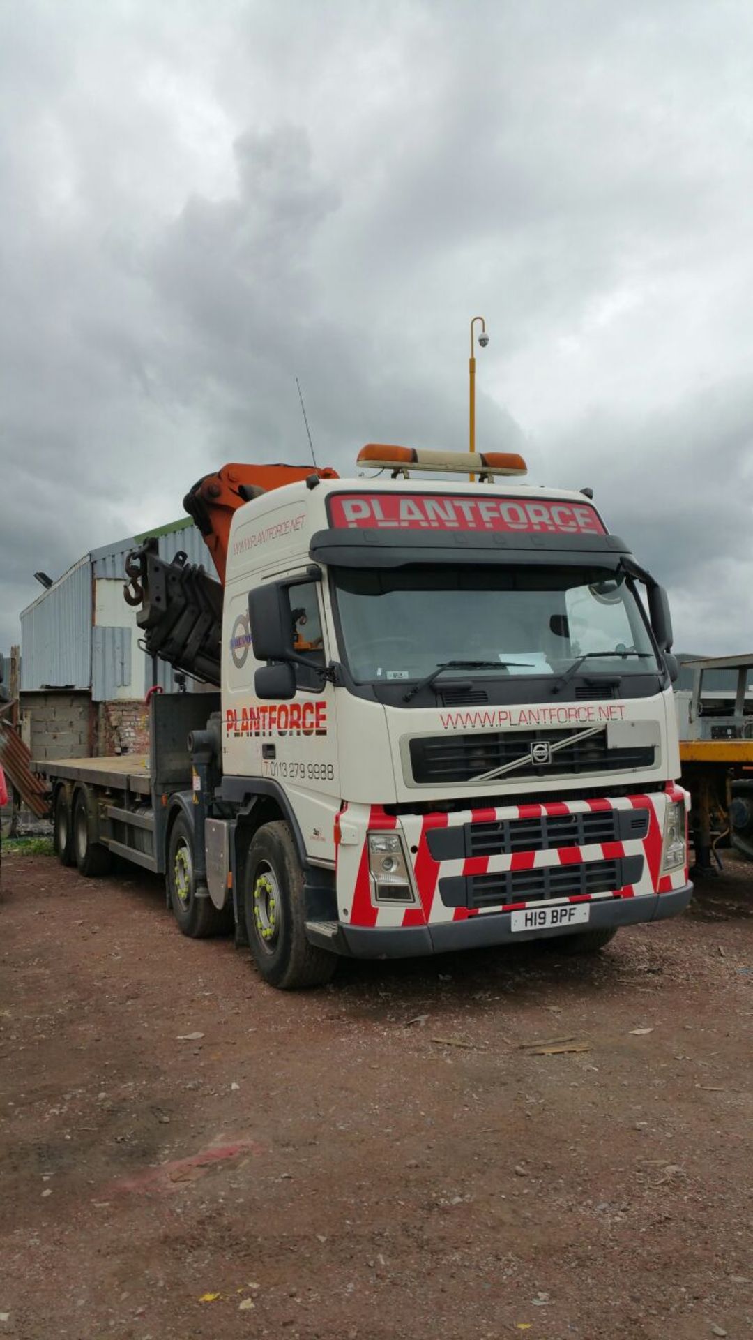 2007 Volvo 8x4 380 hp Flat bed fitted with Pesci 585/5 Crane
