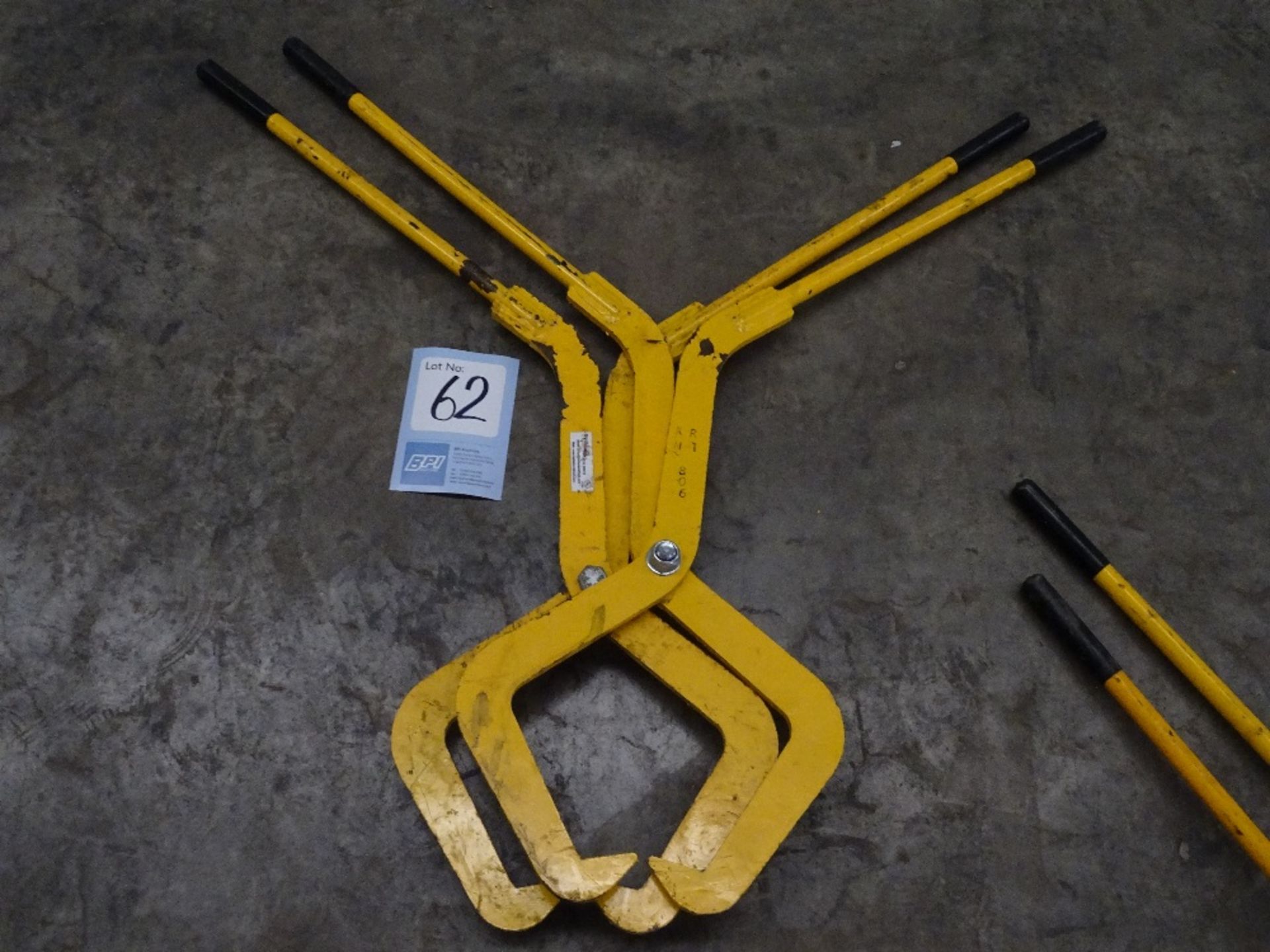 2 BALLAST & TRACK WOODEN SLEEPER TONGS