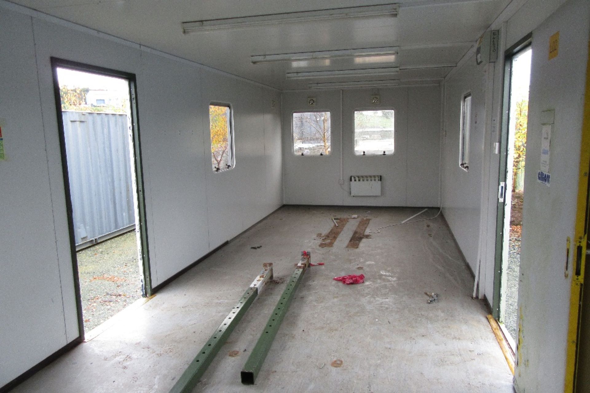 E54563 32ft x 10ft Steel Clad Jack Leg Changing Room - Image 4 of 5