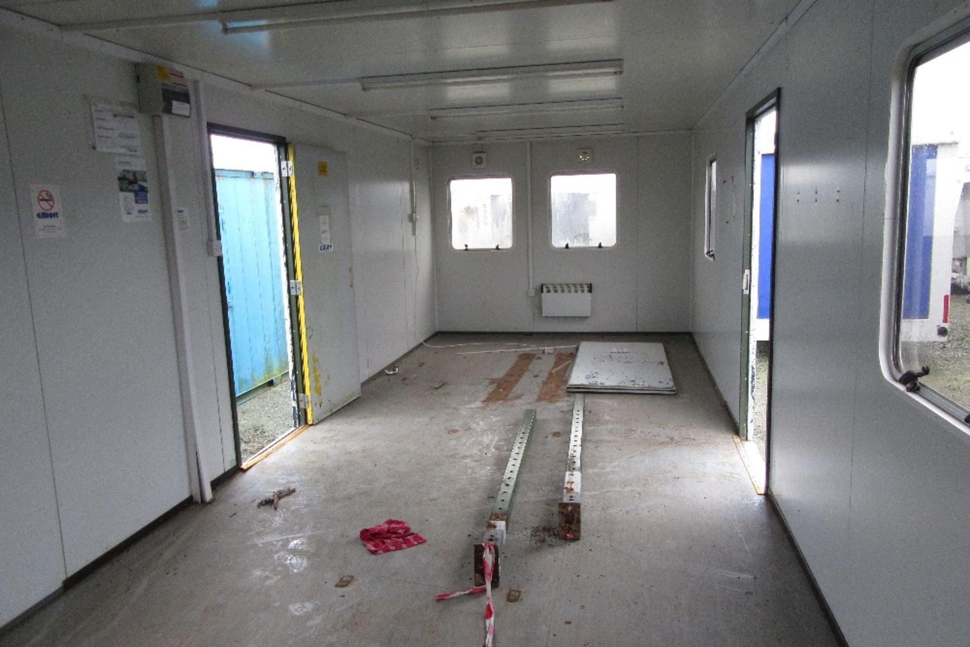 E54563 32ft x 10ft Steel Clad Jack Leg Changing Room - Image 3 of 5