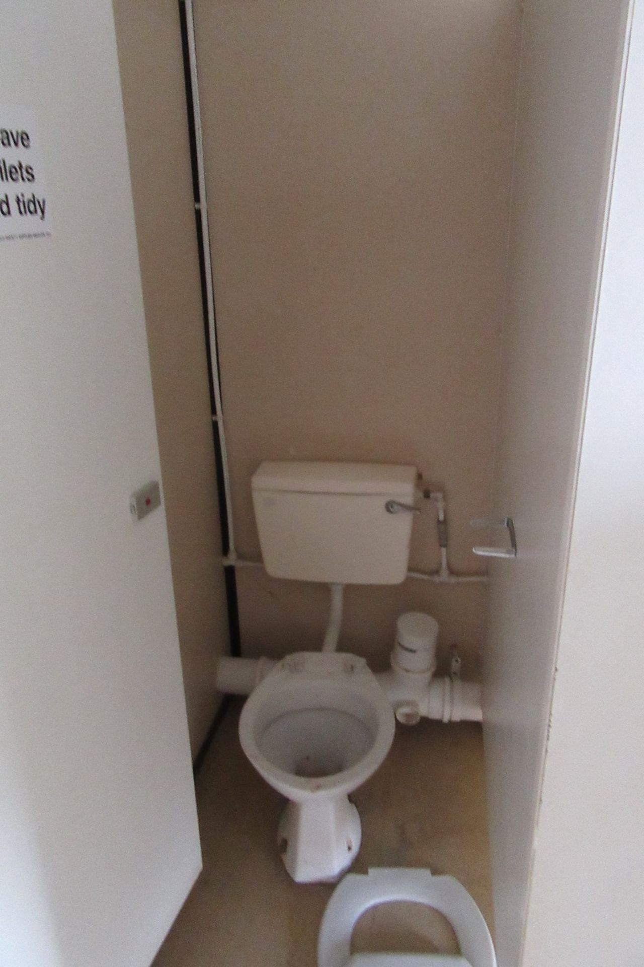 E40894 13ft x 9ft Anti Vandal Jack Leg 2+1 Toilet - Image 5 of 8
