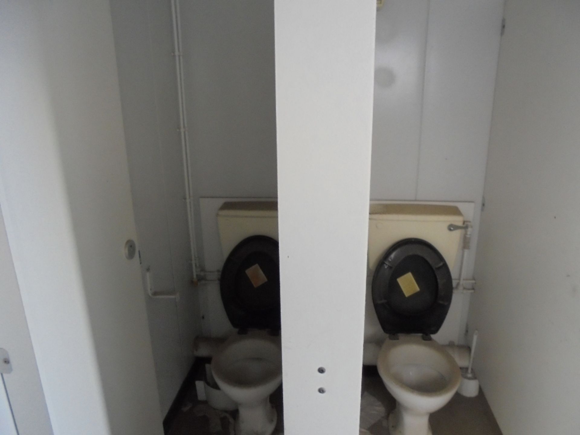 E46760 12ft x 8ft Steel clad Jack Leg 2+1 Toilet - Image 5 of 9