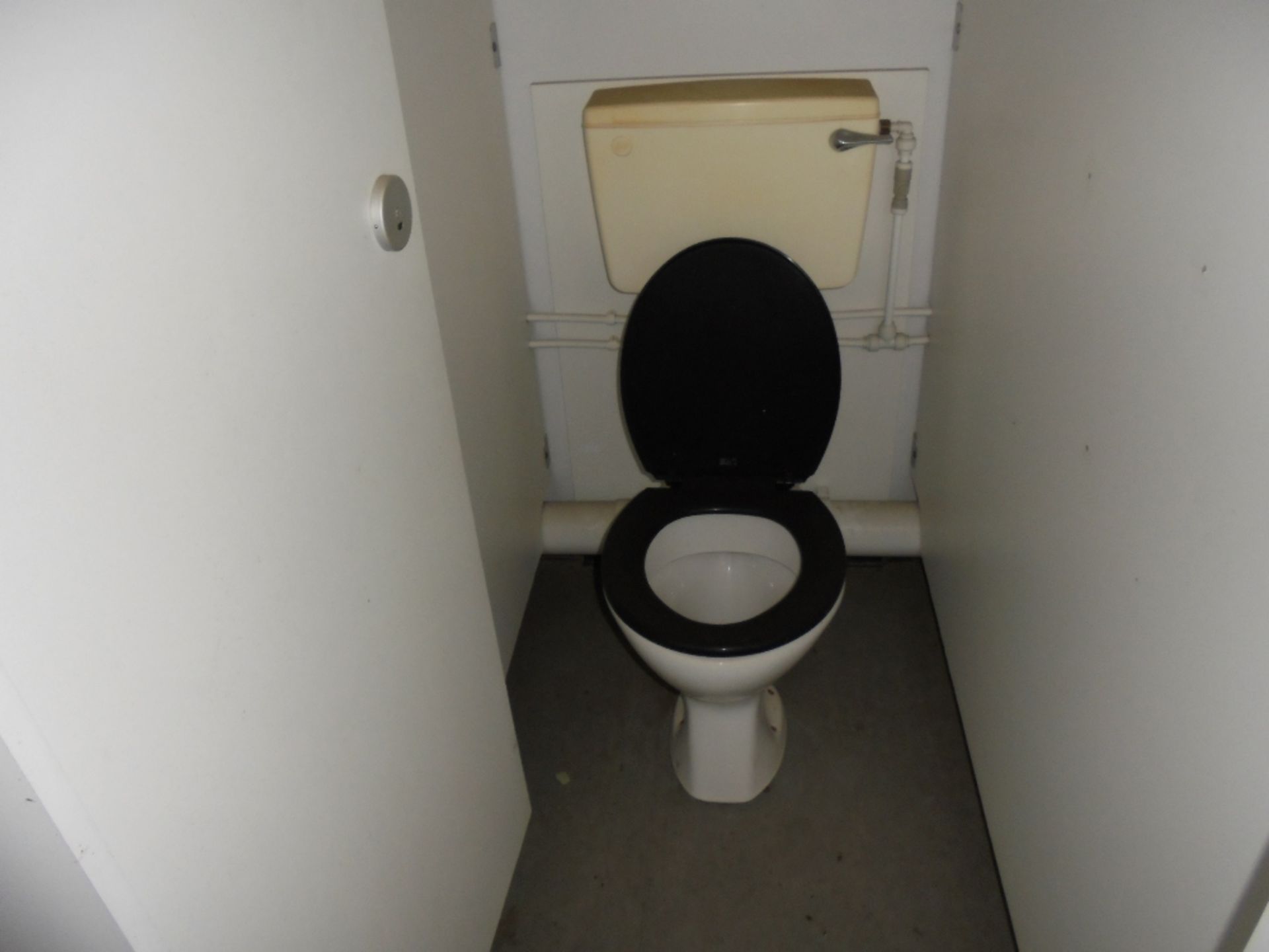 E48608 14ft x 9ft Steel Clad Jack Leg 2+1 Toilet - Image 6 of 8
