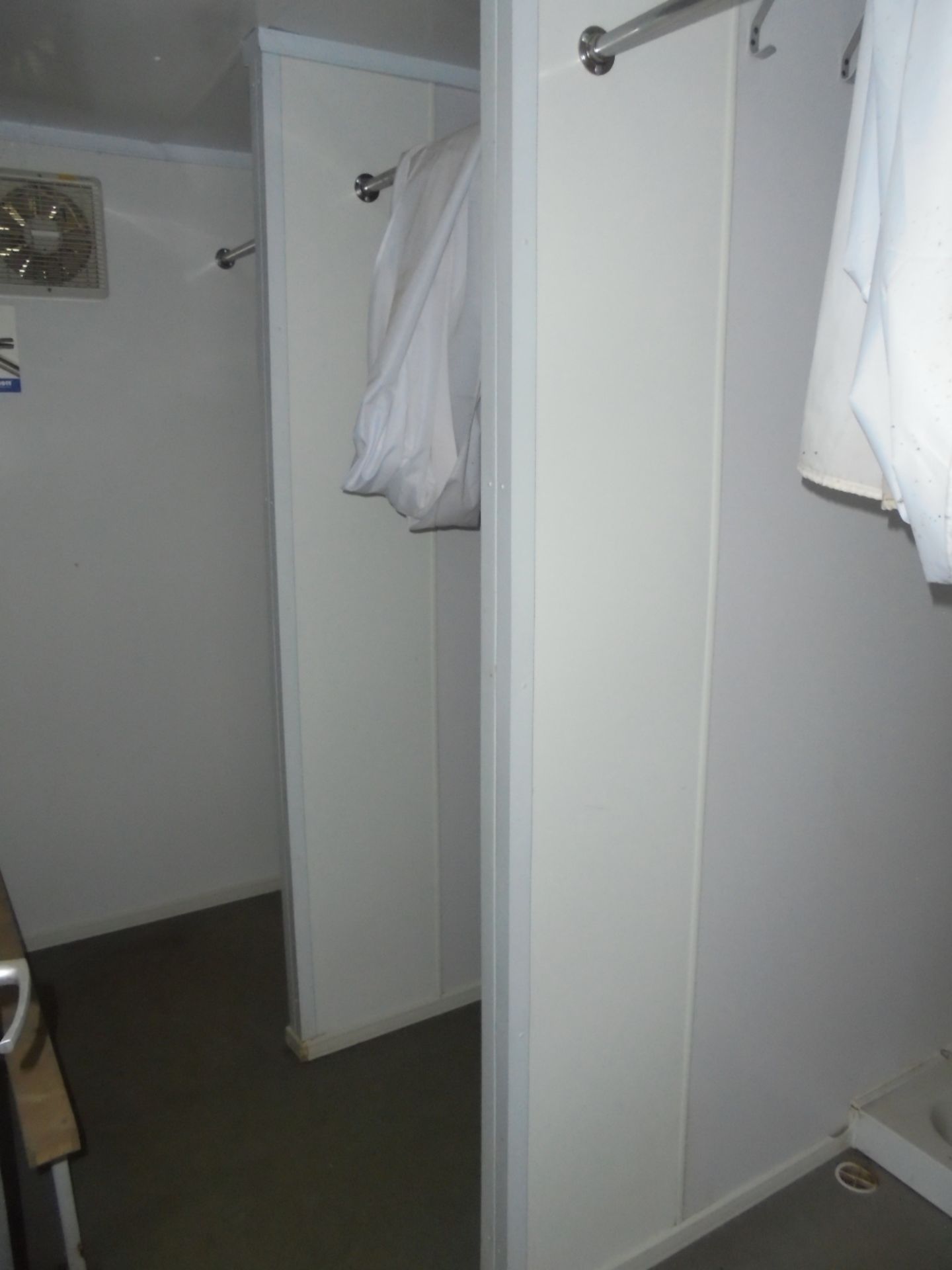 CC8893 21ft x 9ft Anti Vandal Jack Leg 6 Bay Shower Unit - Image 6 of 12