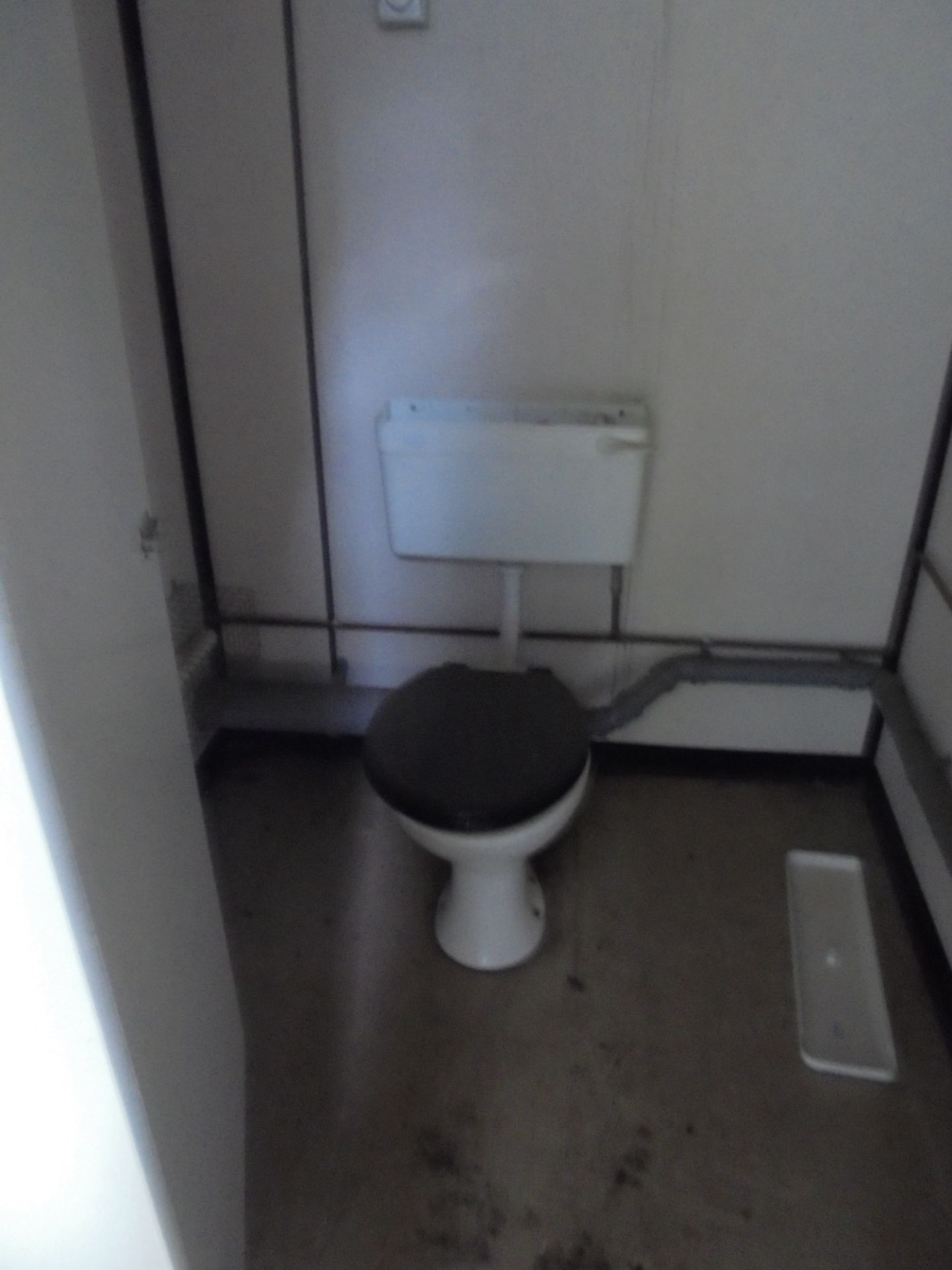 E56476 24ft x 8ft Anti Vandal Jack Leg Toilet - Image 4 of 10