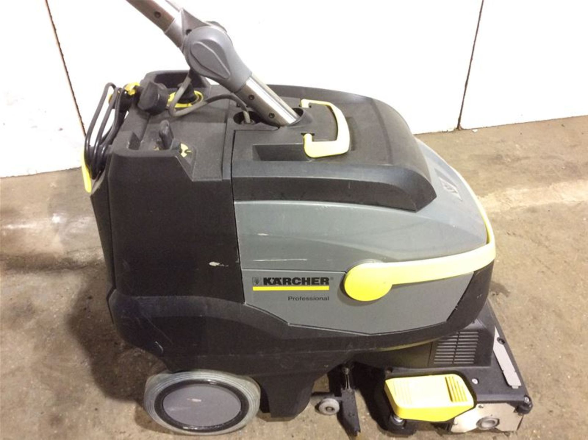 KARCHER BR 35/12 C WALK-BEHIND COMPACT FLOOR SCRUBBER - BATTERY OPERATED - Image 3 of 5