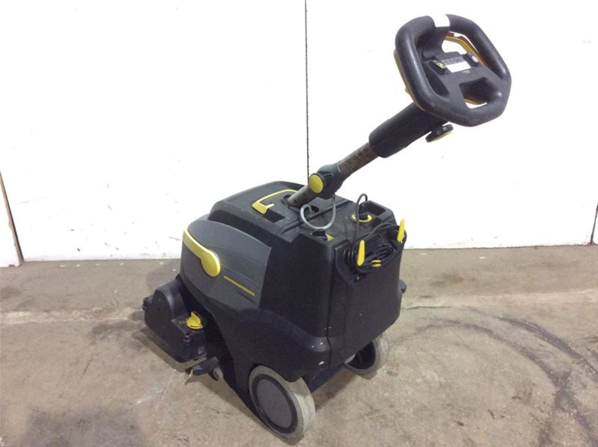 KARCHER BR 35/12 C WALK-BEHIND COMPACT FLOOR SCRUBBER - BATTERY OPERATED - Image 2 of 5