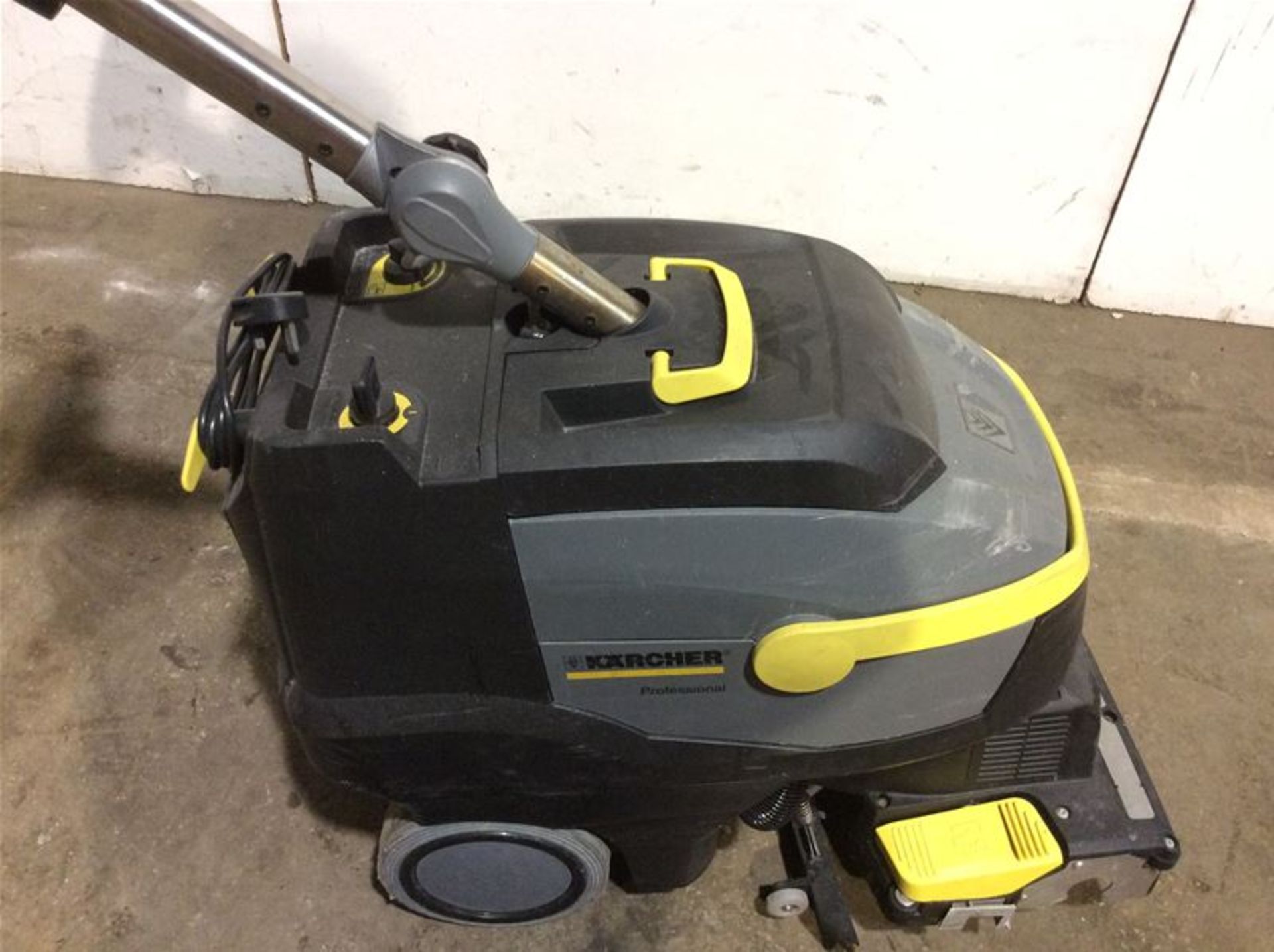 KARCHER BR 35/12 C WALK-BEHIND COMPACT FLOOR SCRUBBER - BATTERY OPERATED - Image 3 of 5