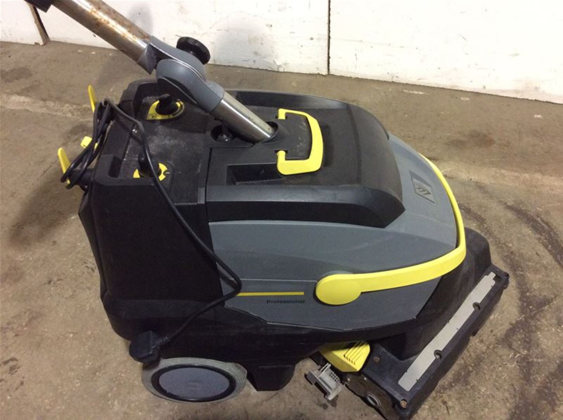 KARCHER BR 35/12 C WALK-BEHIND COMPACT FLOOR SCRUBBER - BATTERY OPERATED - Image 3 of 5