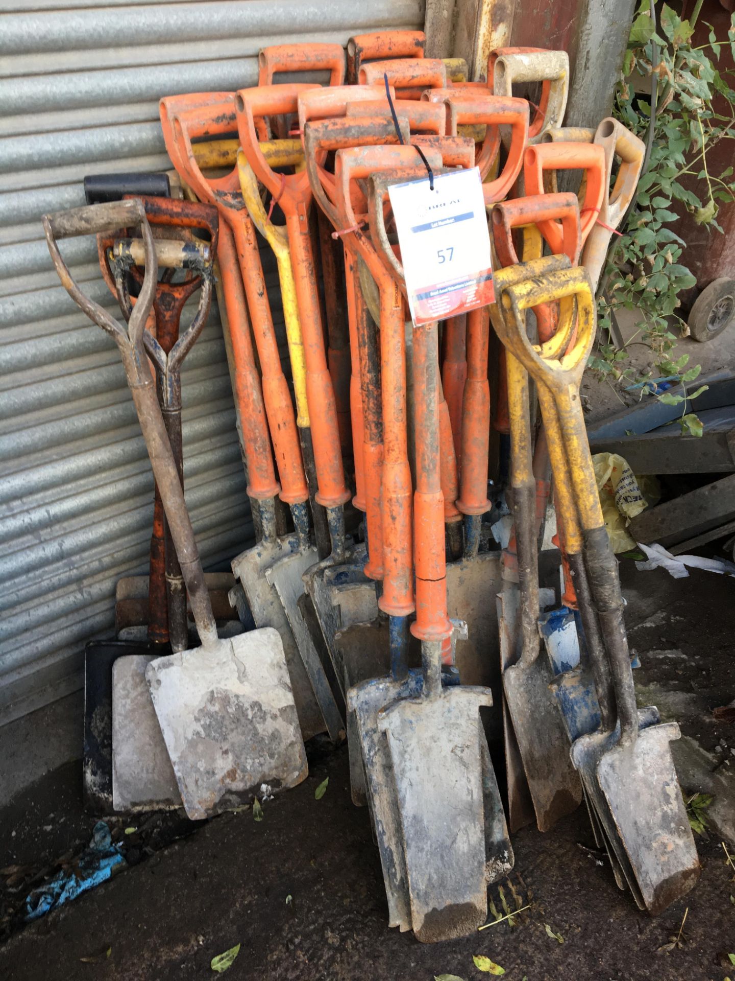 Quantity of plastic handled spades in various sizes (approx. 38)