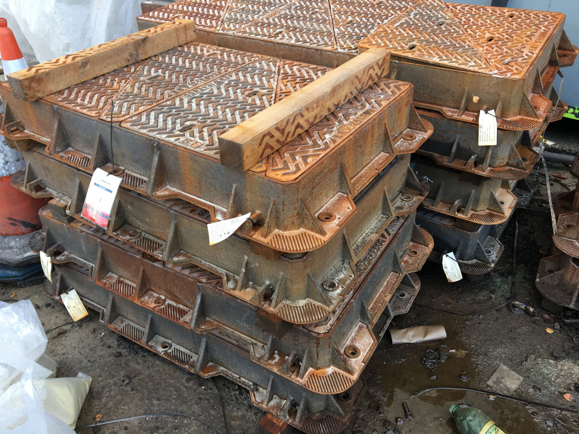 Quantity of metal manhole covers (approx. 14 in various sizes) (marked BT)