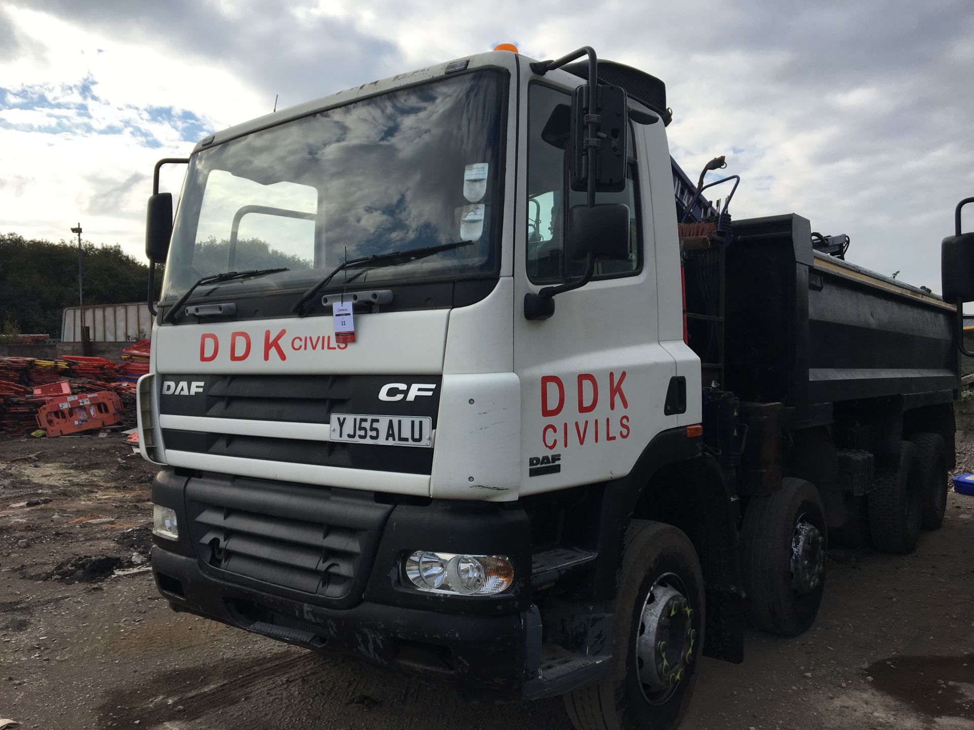 (2006) DAF CF 85.340 Rigid Tipper with HMF 5100 vehicle mounted crane & grab attachment - Image 2 of 6