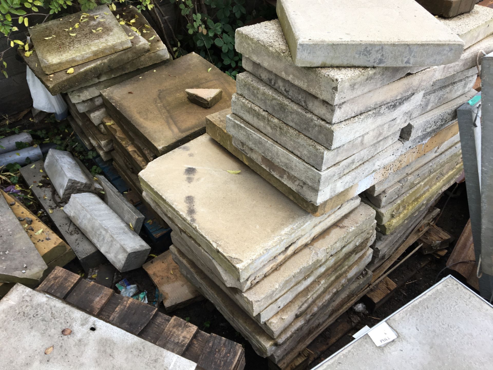 Quantity of concrete paving slabs & 4 x large stone slabs - Bild 3 aus 3