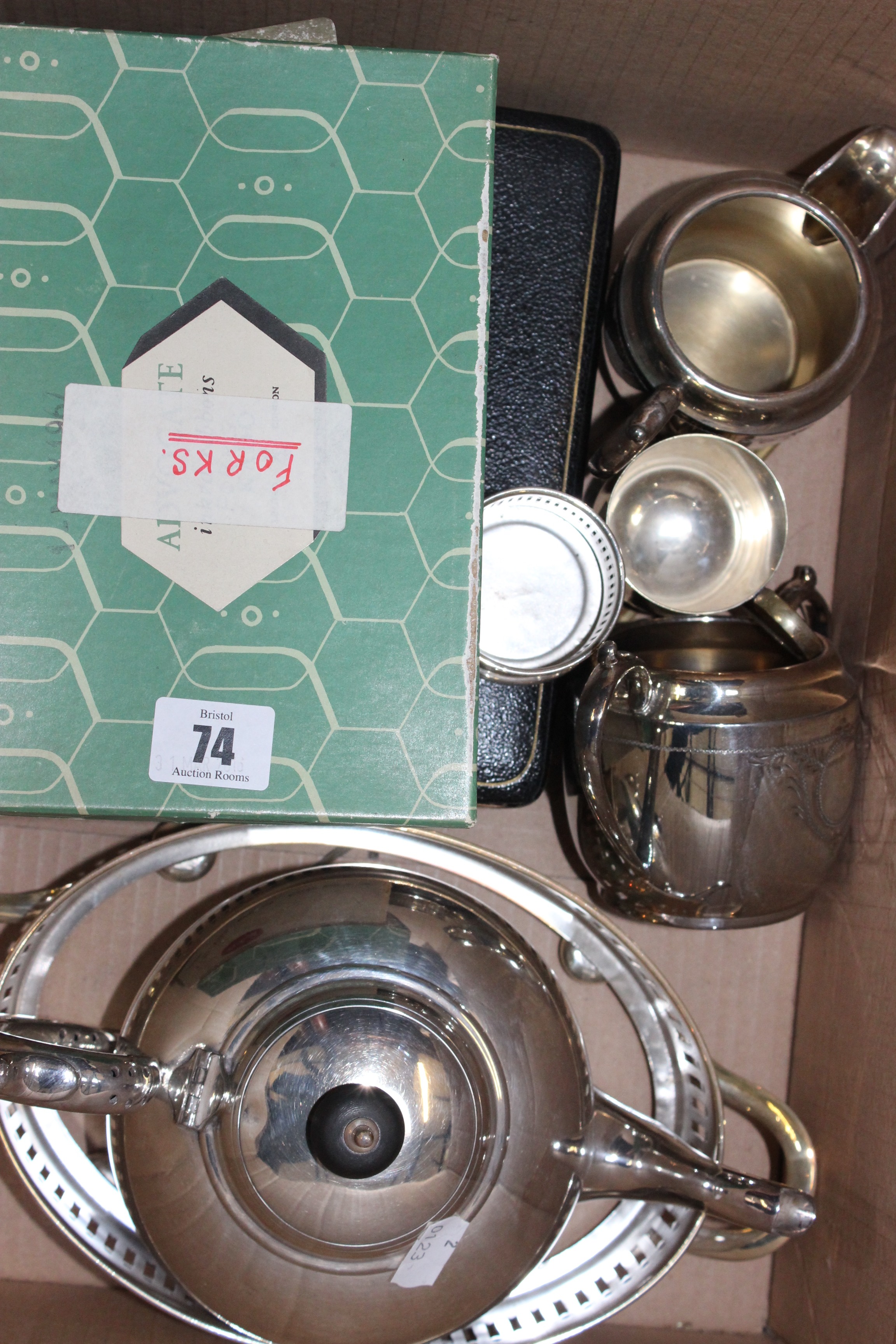 A quantity of silverplate to include teapots, milk jugs, sugar bowls, cased spoons, loose cutlery