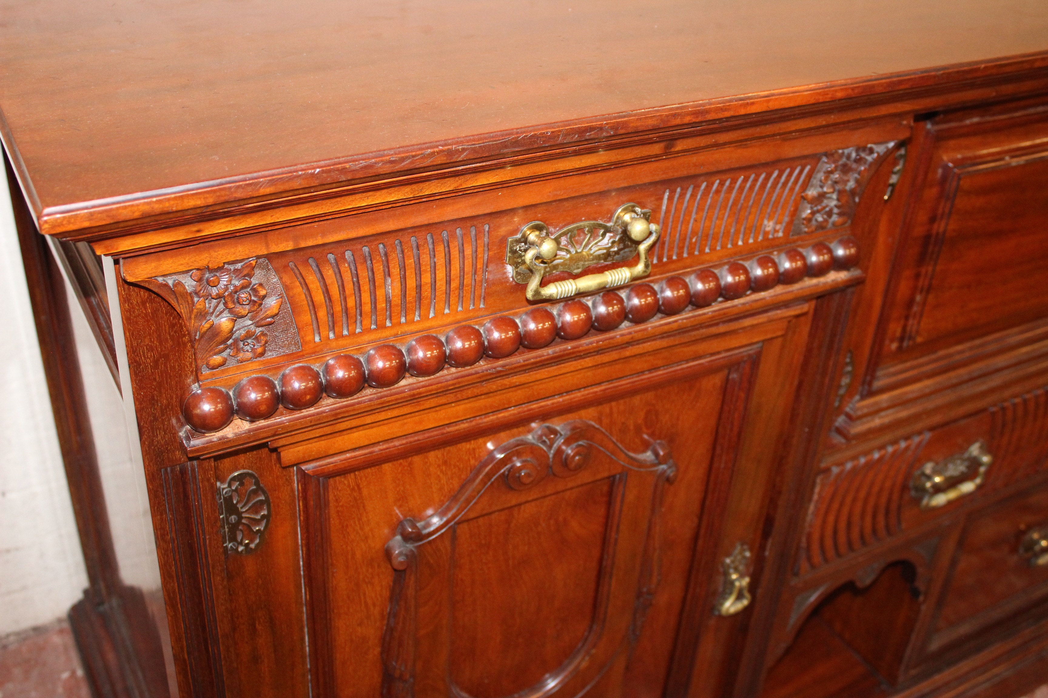 A late Edwardian mahogany mirror back sideboard of large proportions with drawers and cupboards - Image 3 of 4