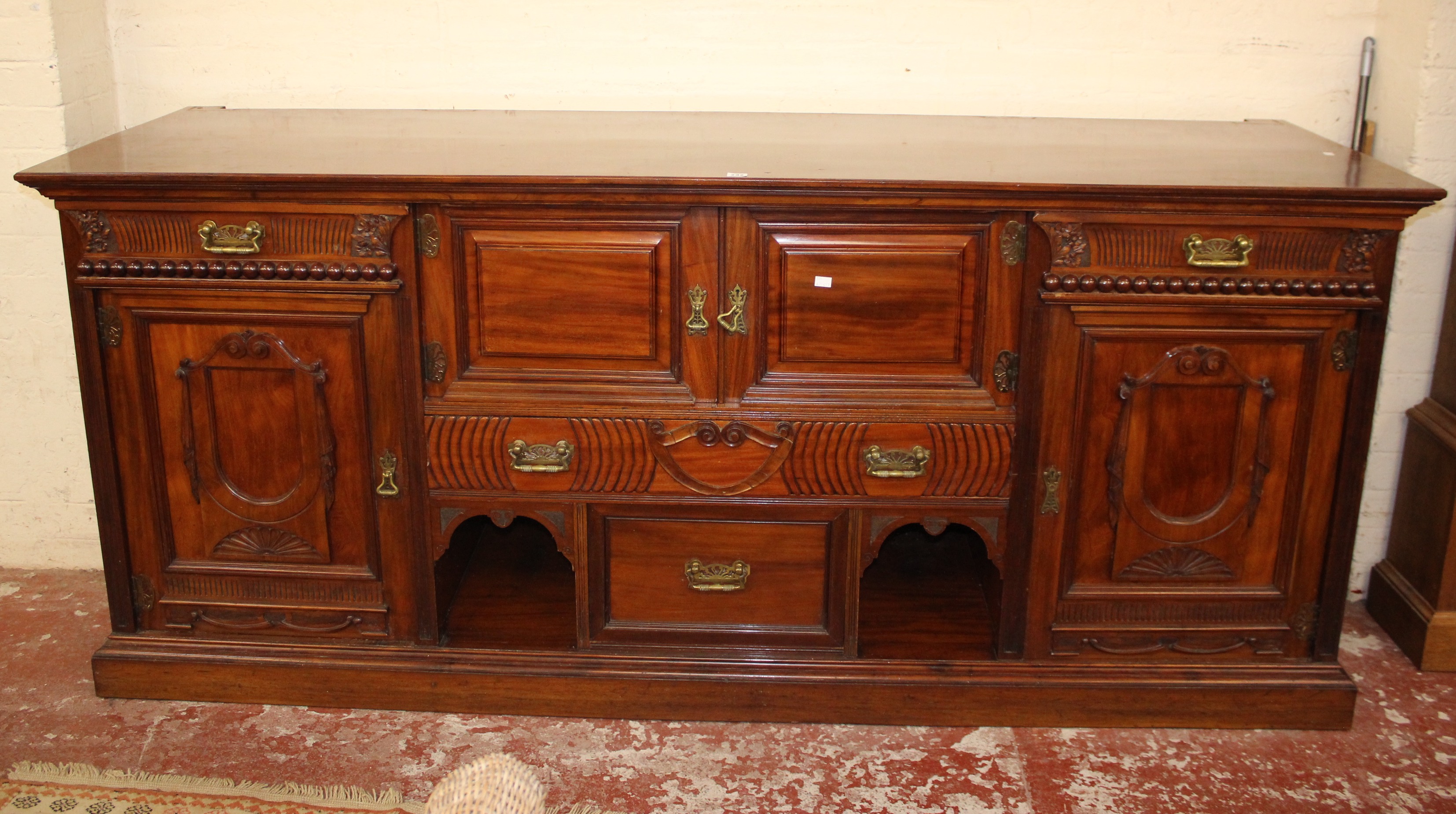 A late Edwardian mahogany mirror back sideboard of large proportions with drawers and cupboards - Image 4 of 4