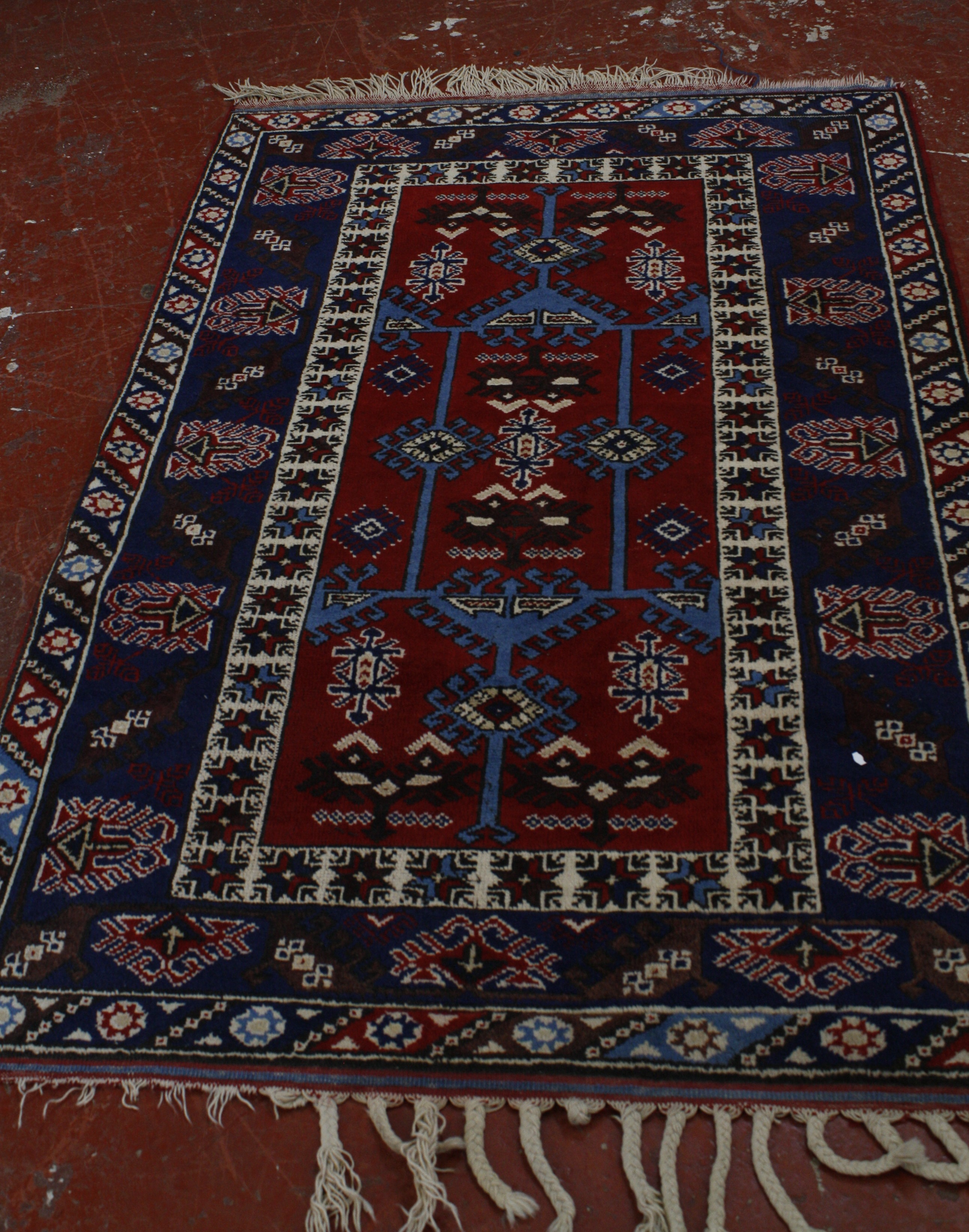 A mixed lot of modern Middle Eastern rugs - Image 5 of 8