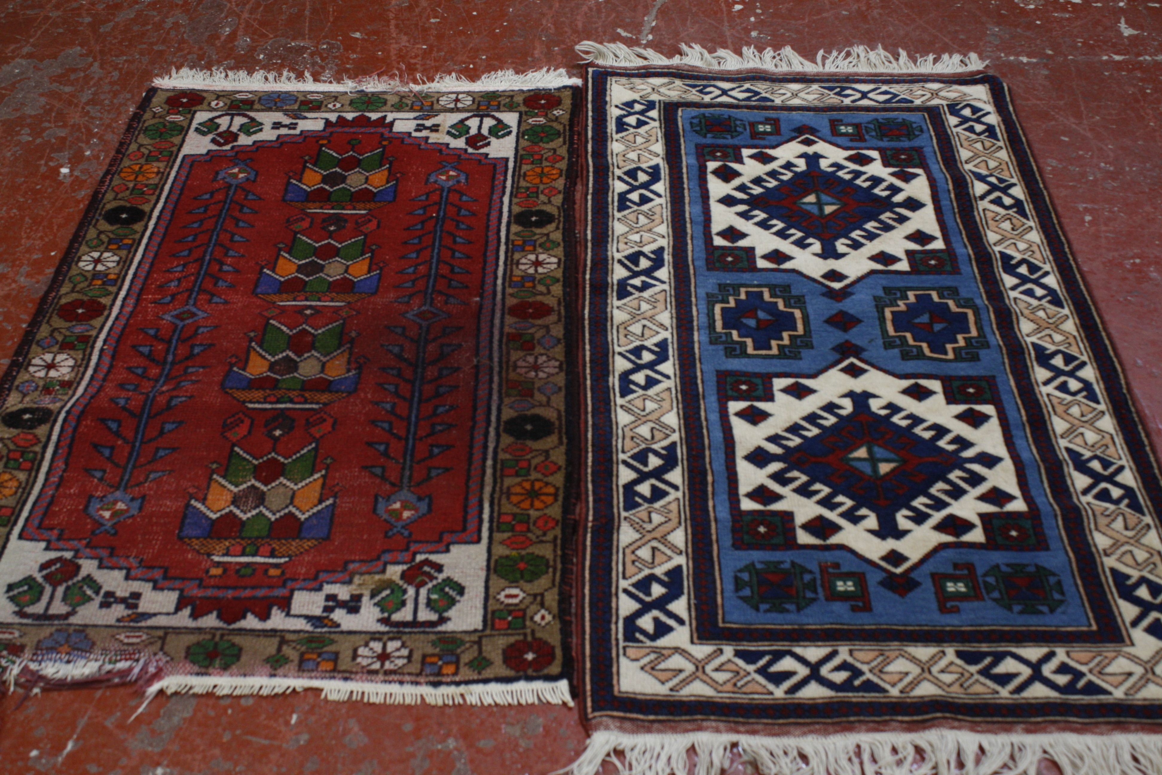 A mixed lot of modern Middle Eastern rugs - Image 7 of 8