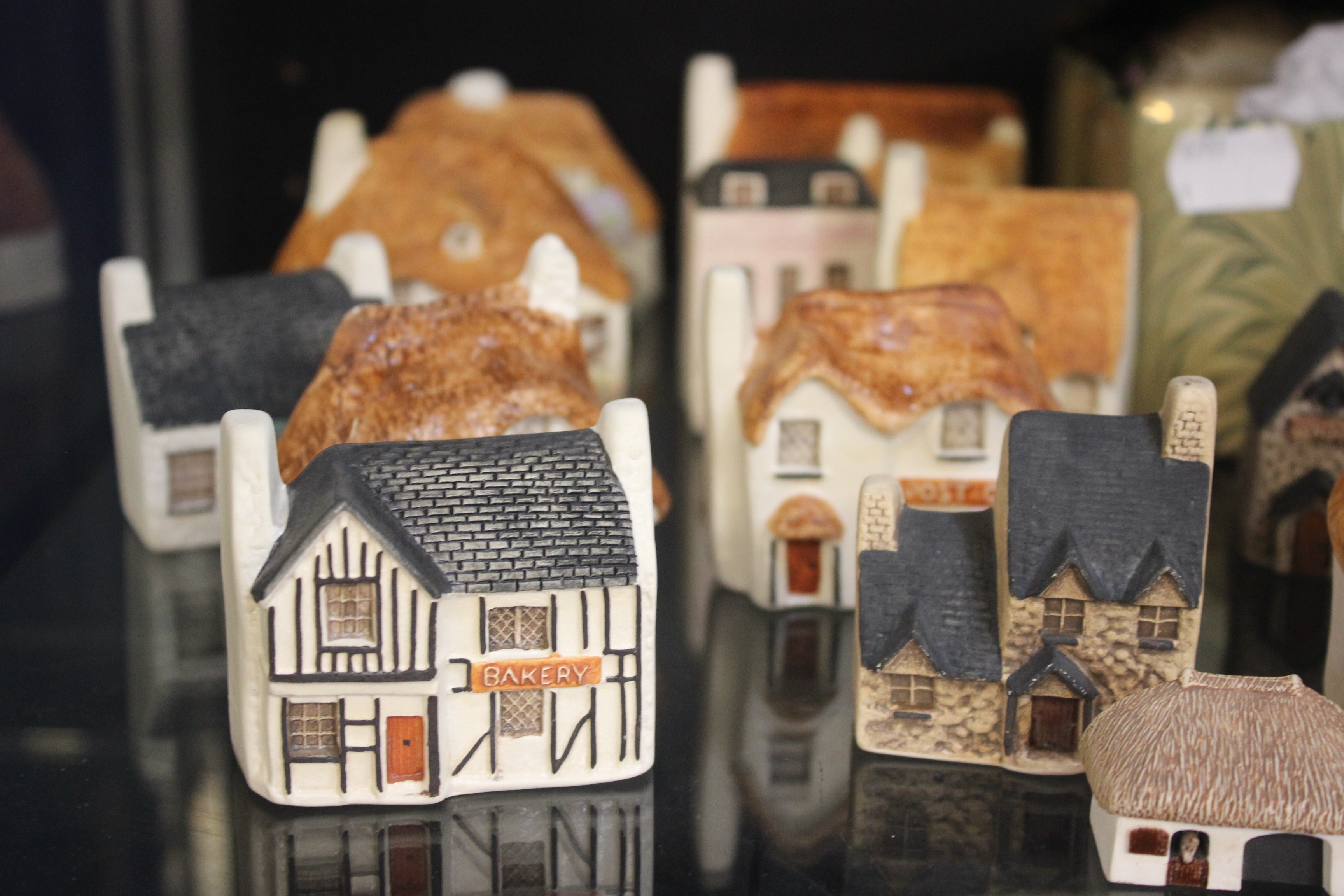 A mixed lot to include miniature cottages, a tin etc - Image 2 of 2