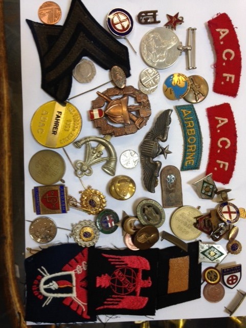 [Militaria] A Collection of Metal and Cloth Military Insignia Second World War & later, including