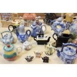 A quantity of novelty teapots and miniature model teapots (26)