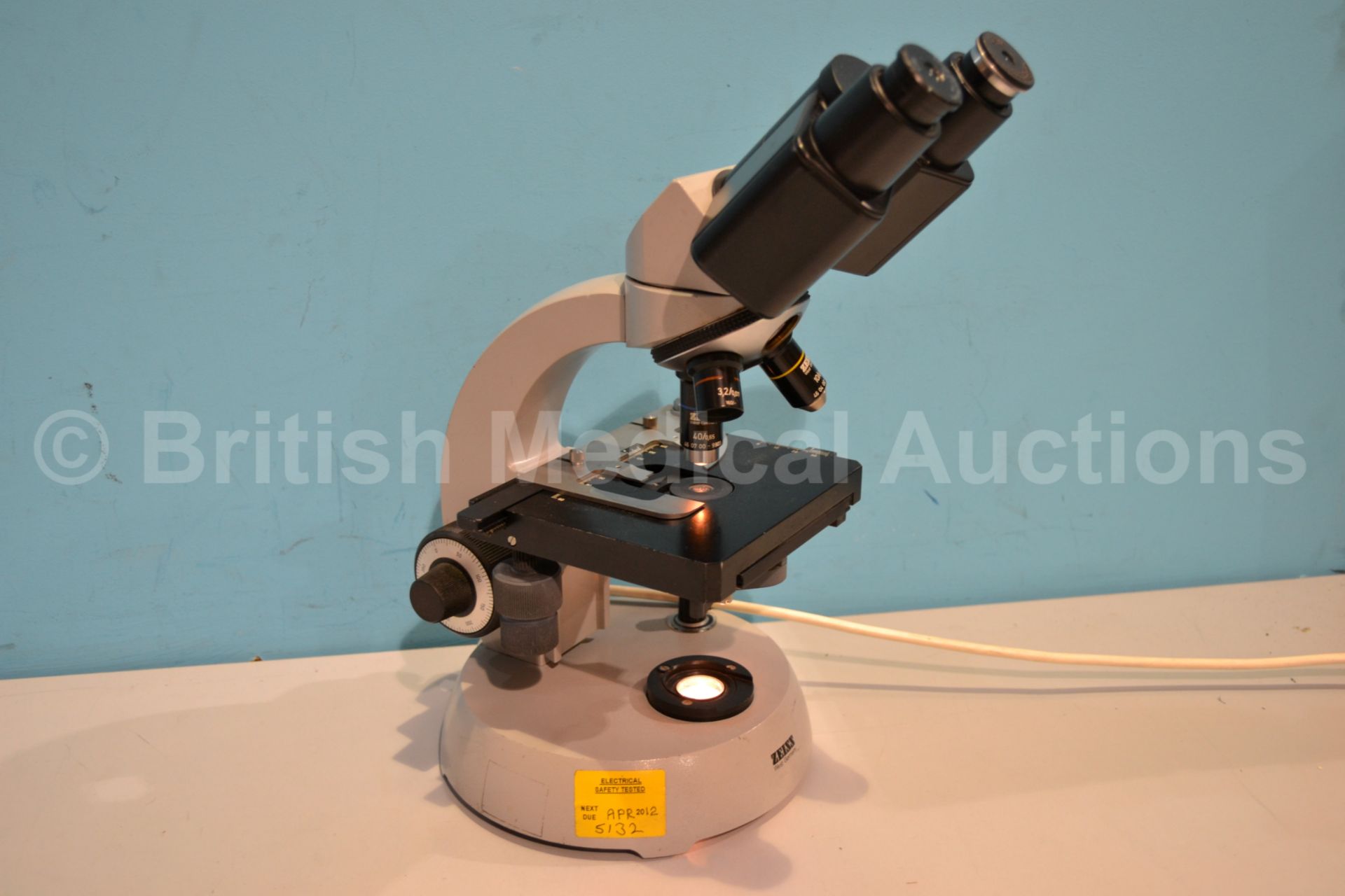 Zeiss Microscope with Three Optics ( 46 01 00-9904 - Image 3 of 5