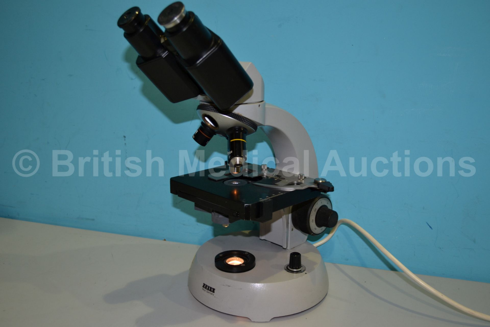 Zeiss Microscope with Three Optics ( 46 01 00-9904 - Image 2 of 5