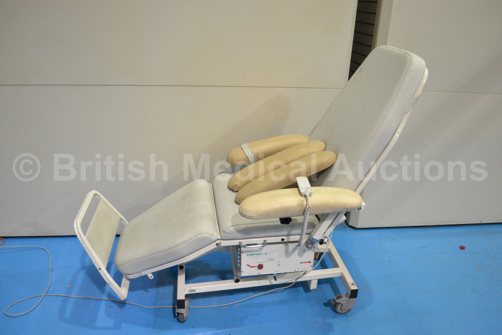 Comfort 4 Dialysis Chair with Controller and Spare