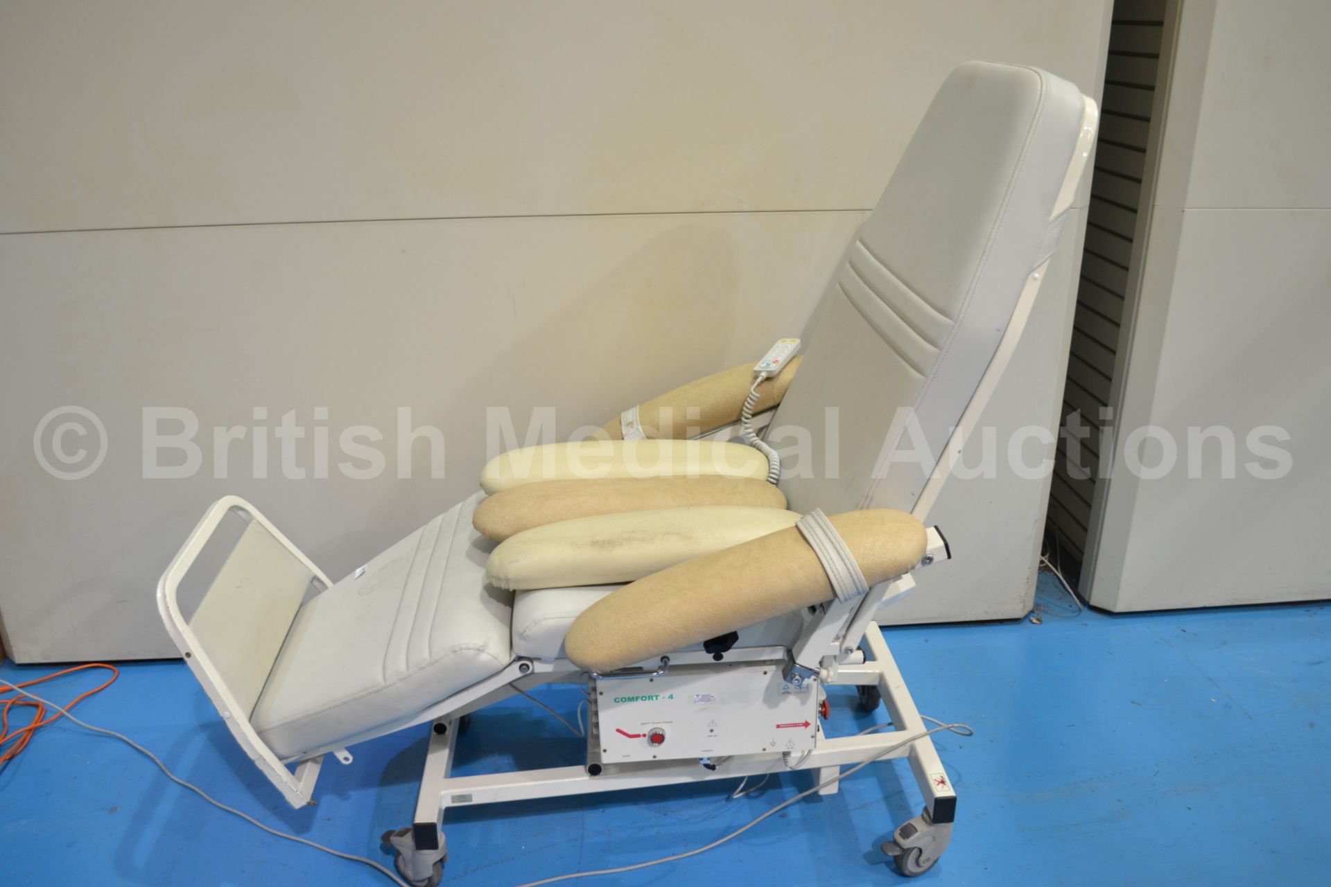 Comfort 4 Dialysis Chair with Controller and Spare