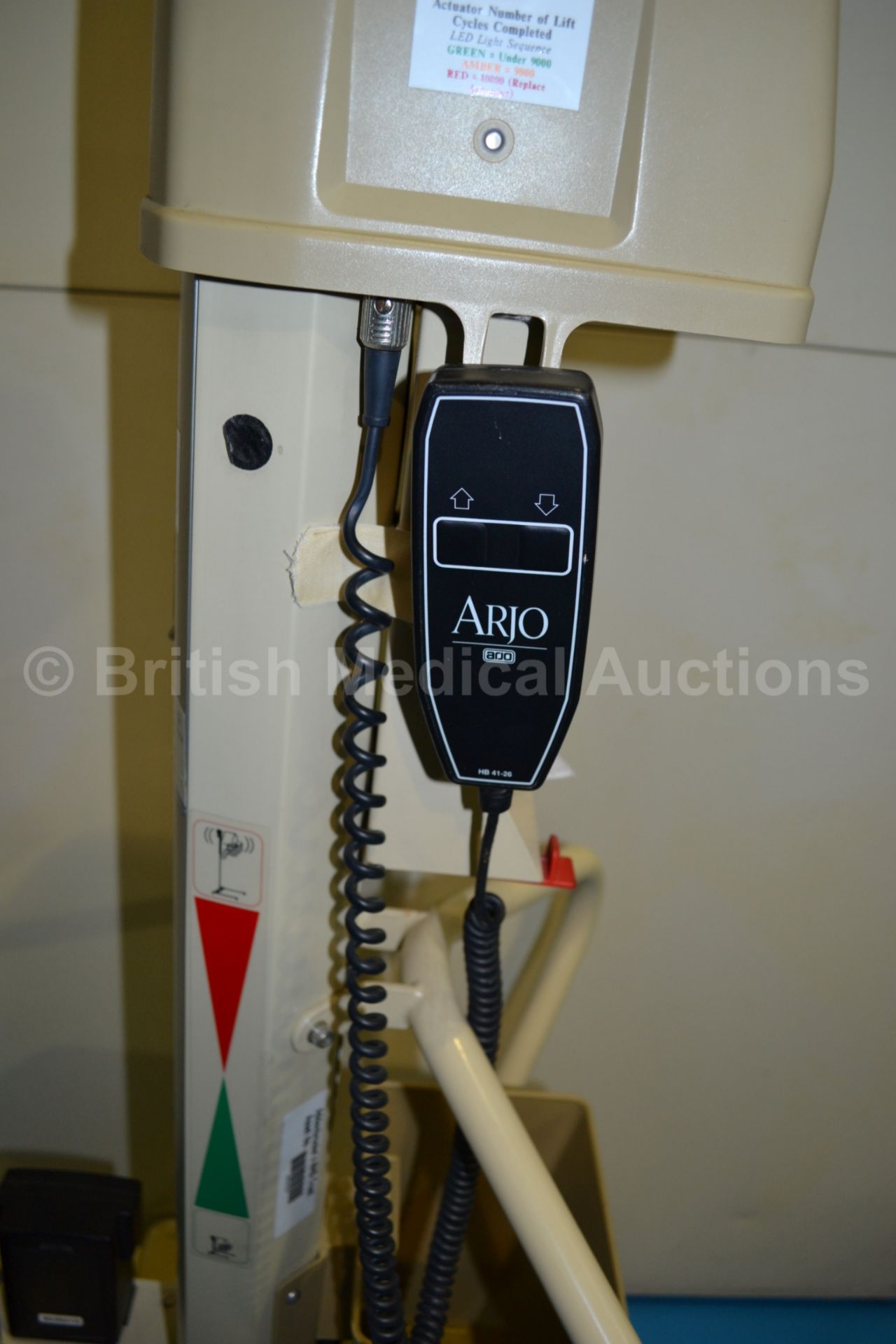 Arjo Maxilift Electric Patient Hoist with Scales a - Image 2 of 2