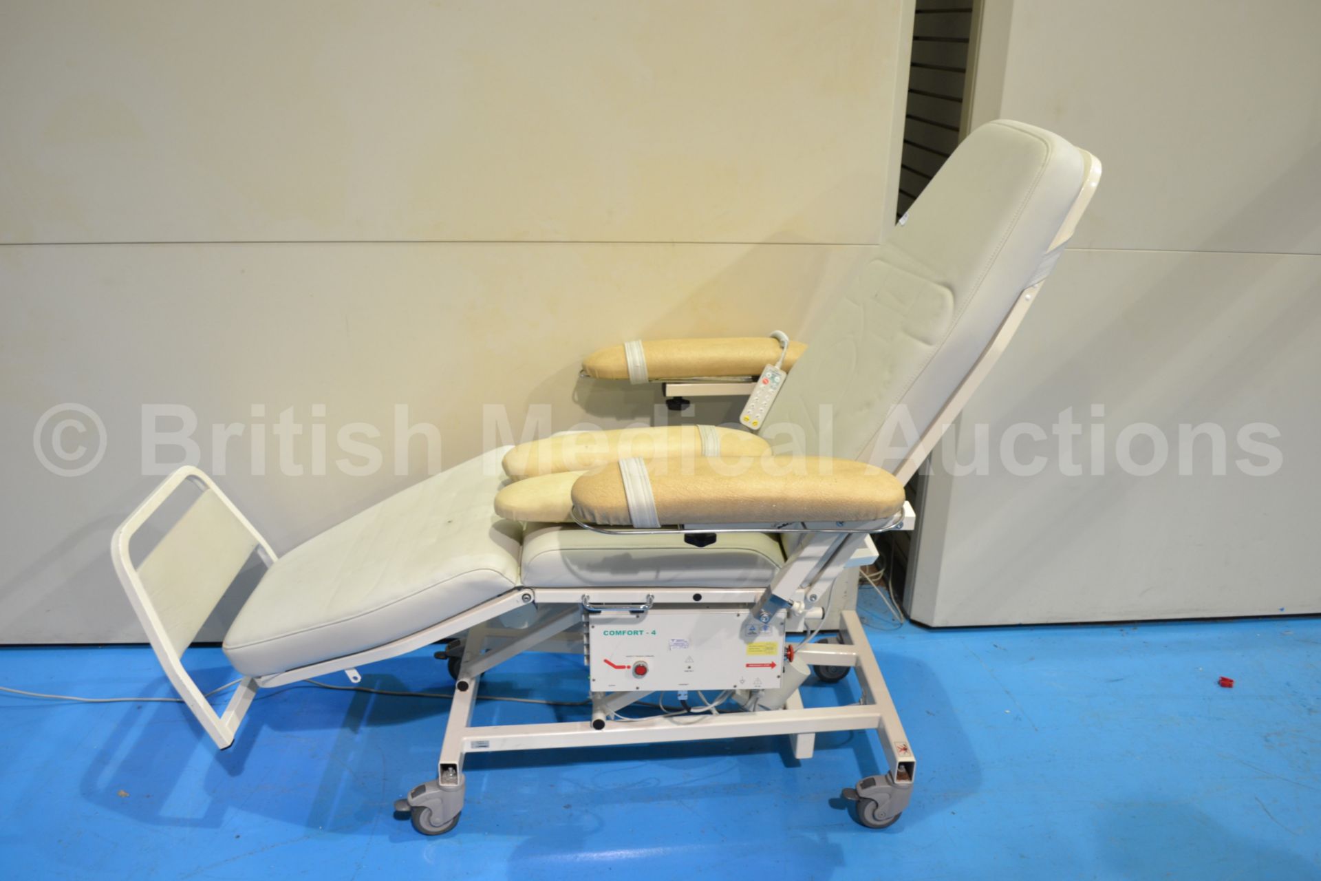 Comfort 4 Dialysis Chair with Controller and Spare