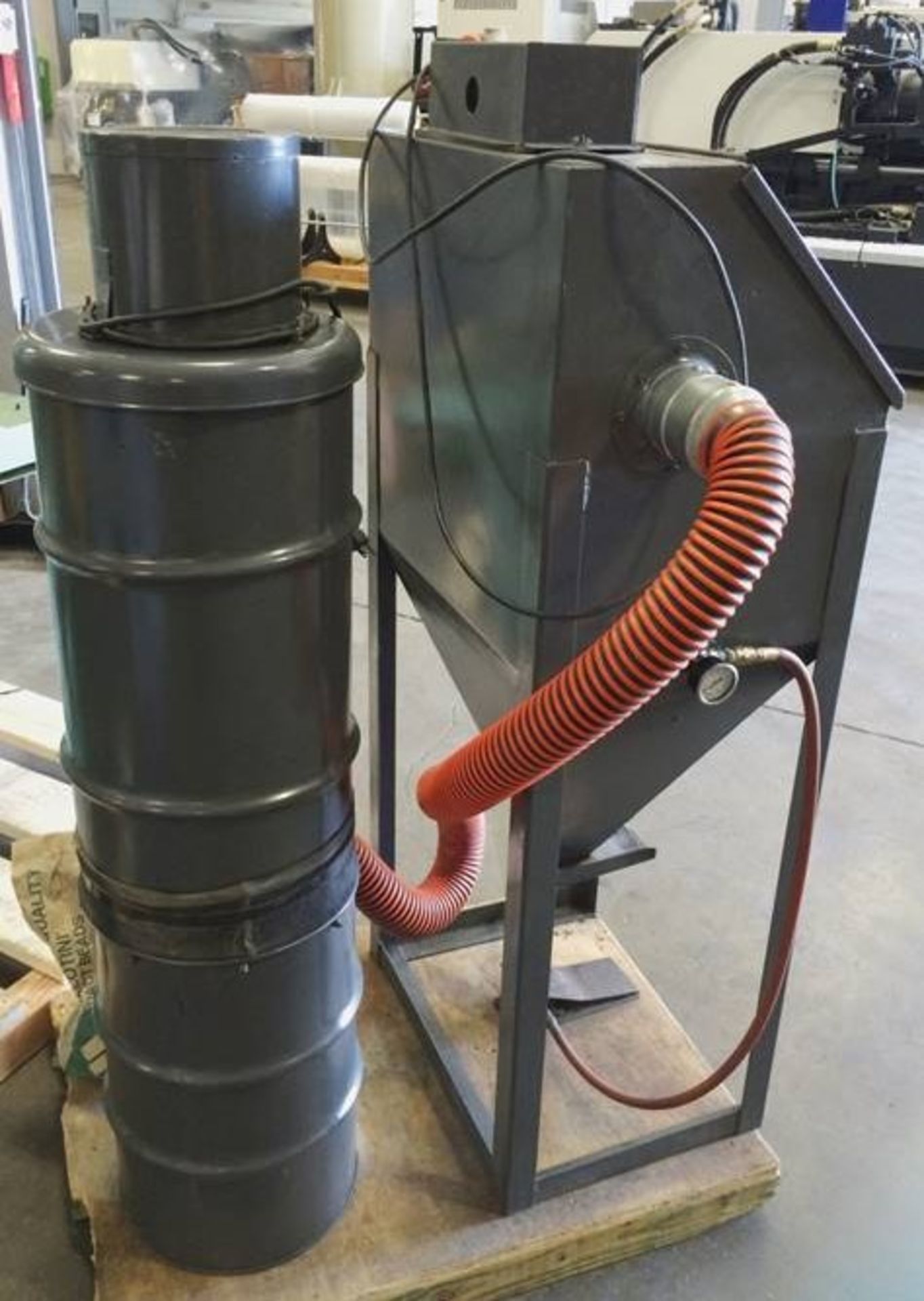 TRINCO Dry Blast Cabinet w/ BP Dust Collector | Model: 24 - Image 3 of 4
