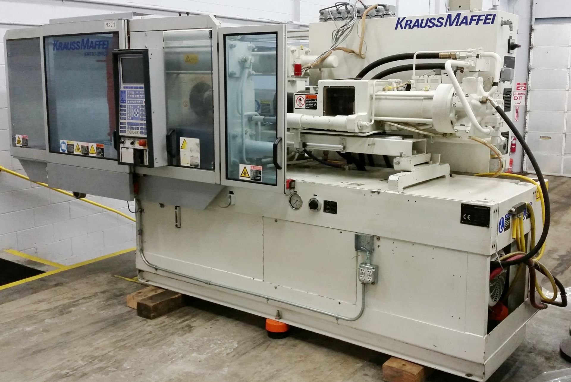 121 Ton, 1.7 oz. KRAUSS MAFFEI Injection Molding Machine | Model: 110-390 C2 | Year: 2004