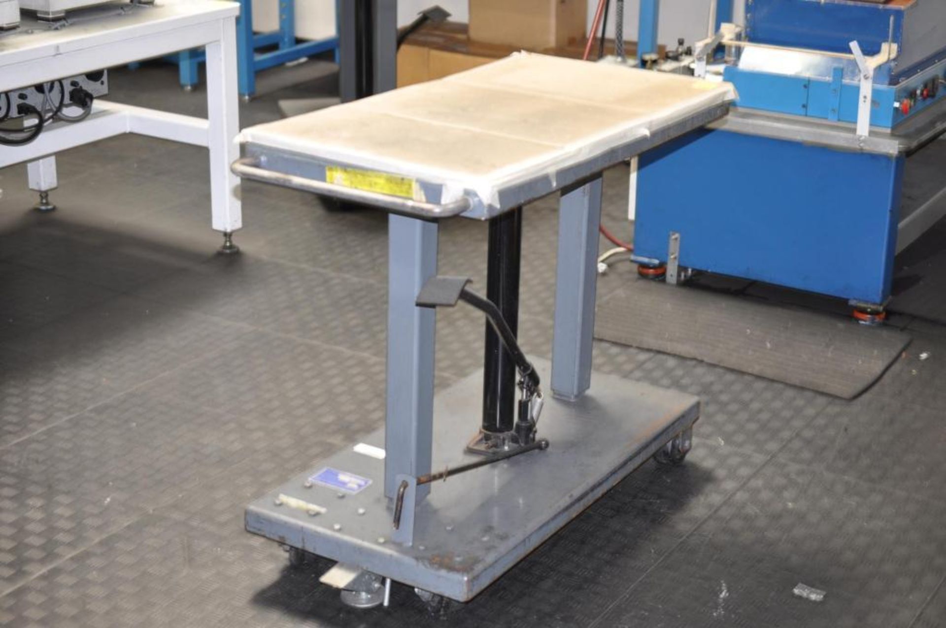 Lift table - Image 2 of 4