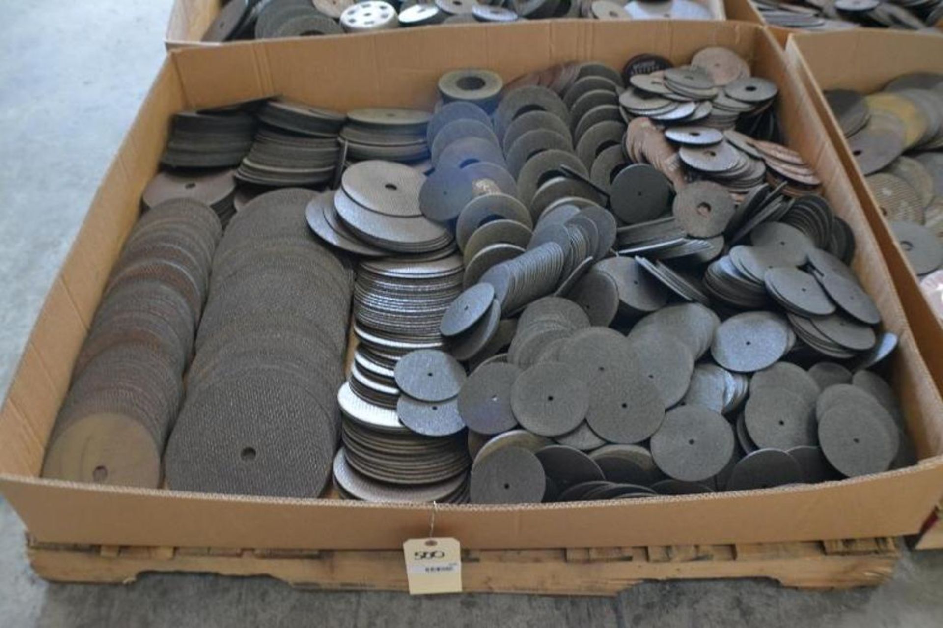 Speedcut Abrasives Assorted Sizes. Contents of Gaylord - Image 2 of 4