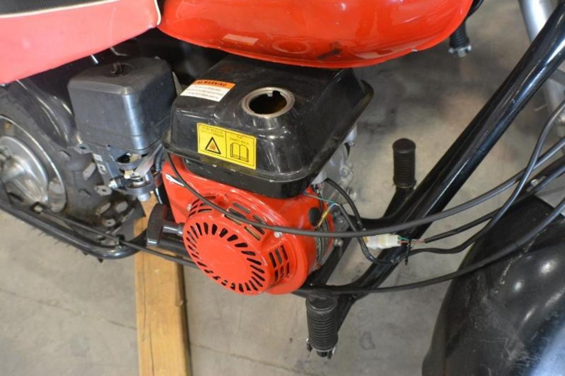 Chopper 196cc 4 Stroke. Red/Black Color fuel tank Cap is missing. This unit are for EXPORT ONLY. Buy - Image 3 of 7