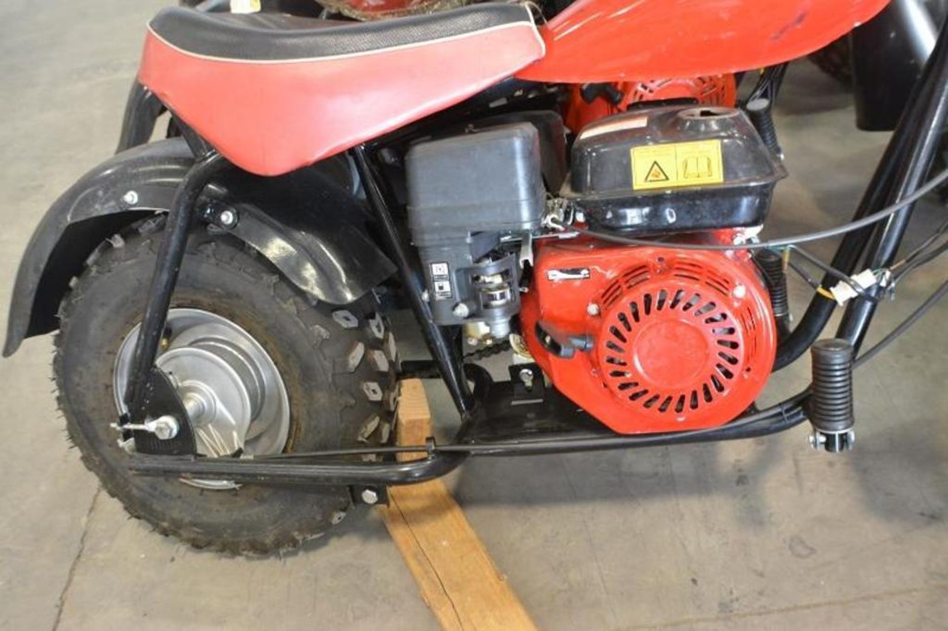 Chopper 196cc 4 Stroke. Red/Black Color fuel tank Cap is missing. This unit are for EXPORT ONLY. Buy - Image 2 of 7