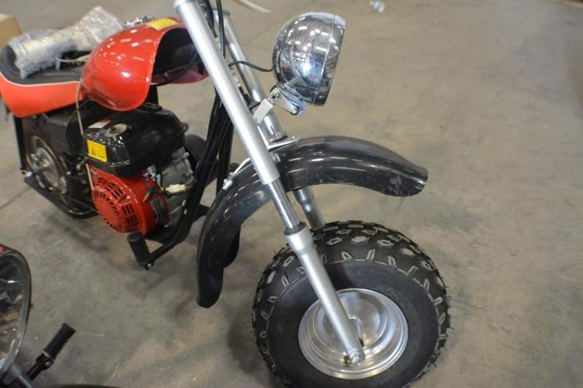 Chopper 196cc 4 Stroke. Red/Black Color fuel tank Cap is missing. This unit are for EXPORT ONLY. Buy - Image 5 of 7