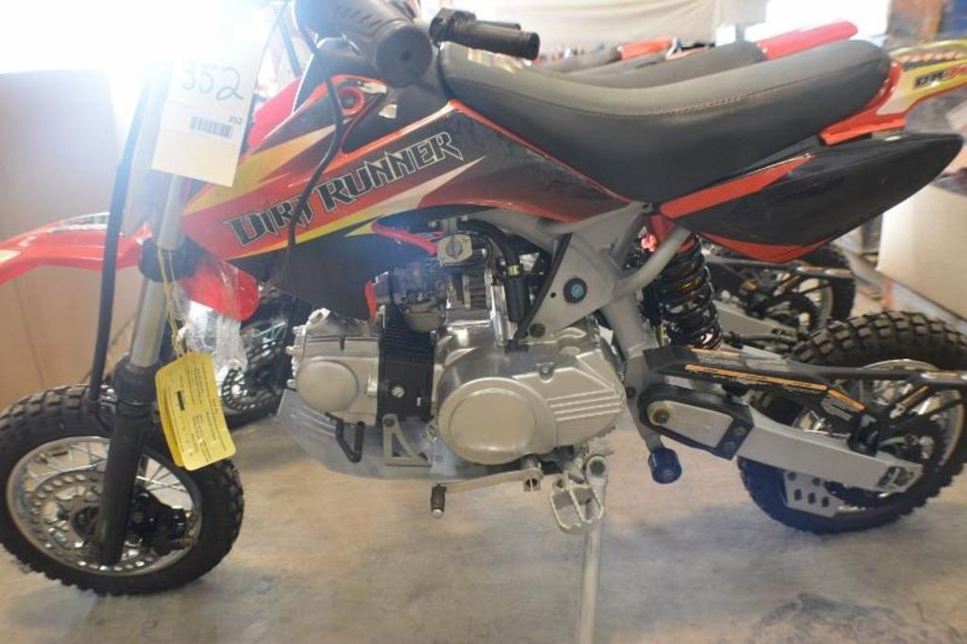 Dirt Bike 70cc 4 Stroke Red/Black Color. Key is missing. This unit is for EXPORT ONLY. Buyers acknow - Image 2 of 4