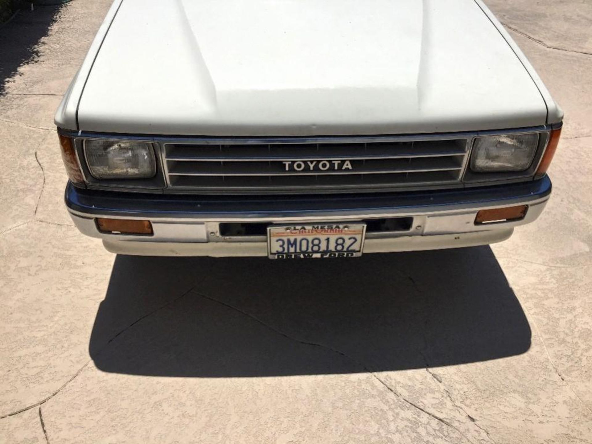 Toyota 1988 Pickup. 5 speed stick shift. - Image 5 of 17