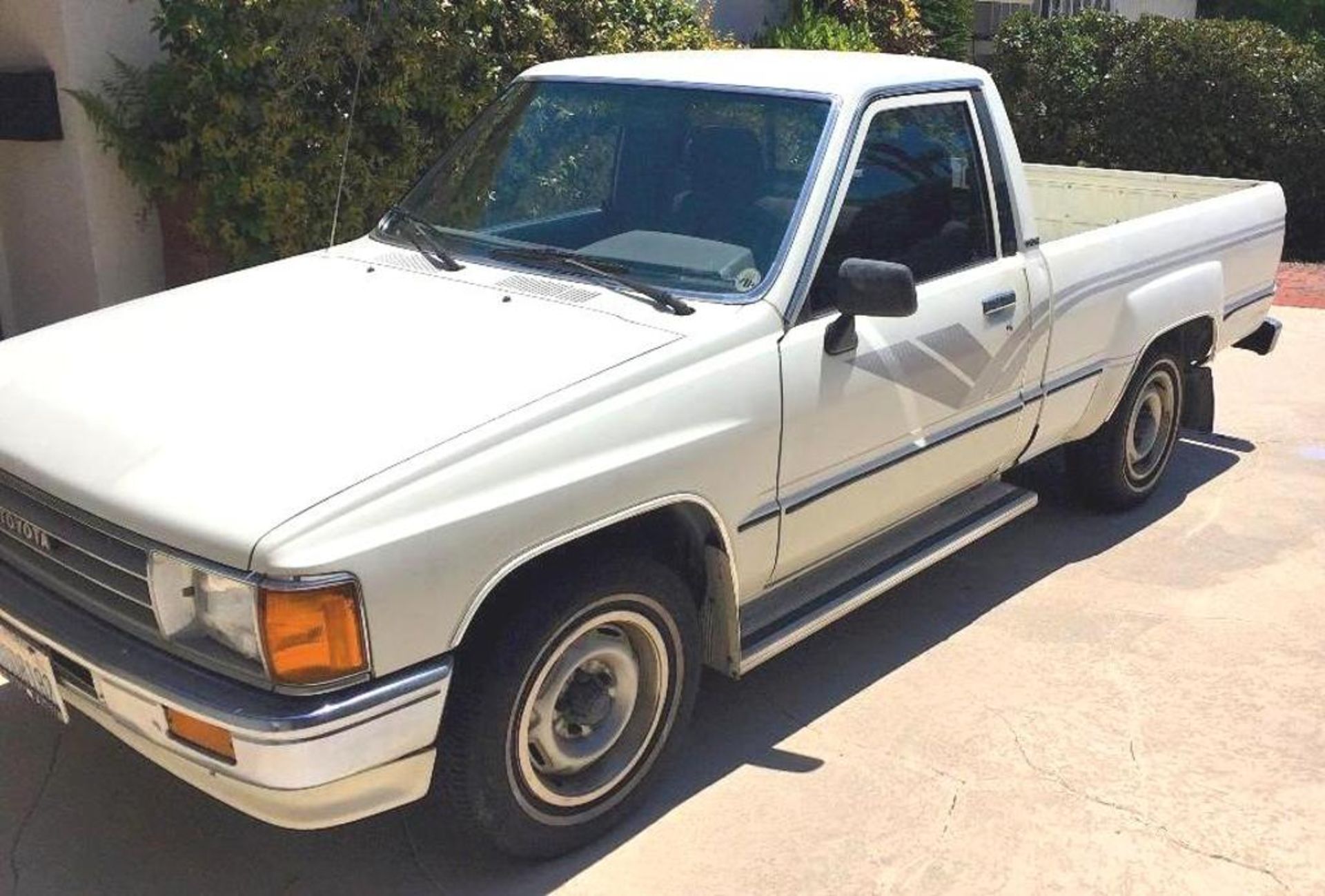 Toyota 1988 Pickup. 5 speed stick shift. - Image 4 of 17