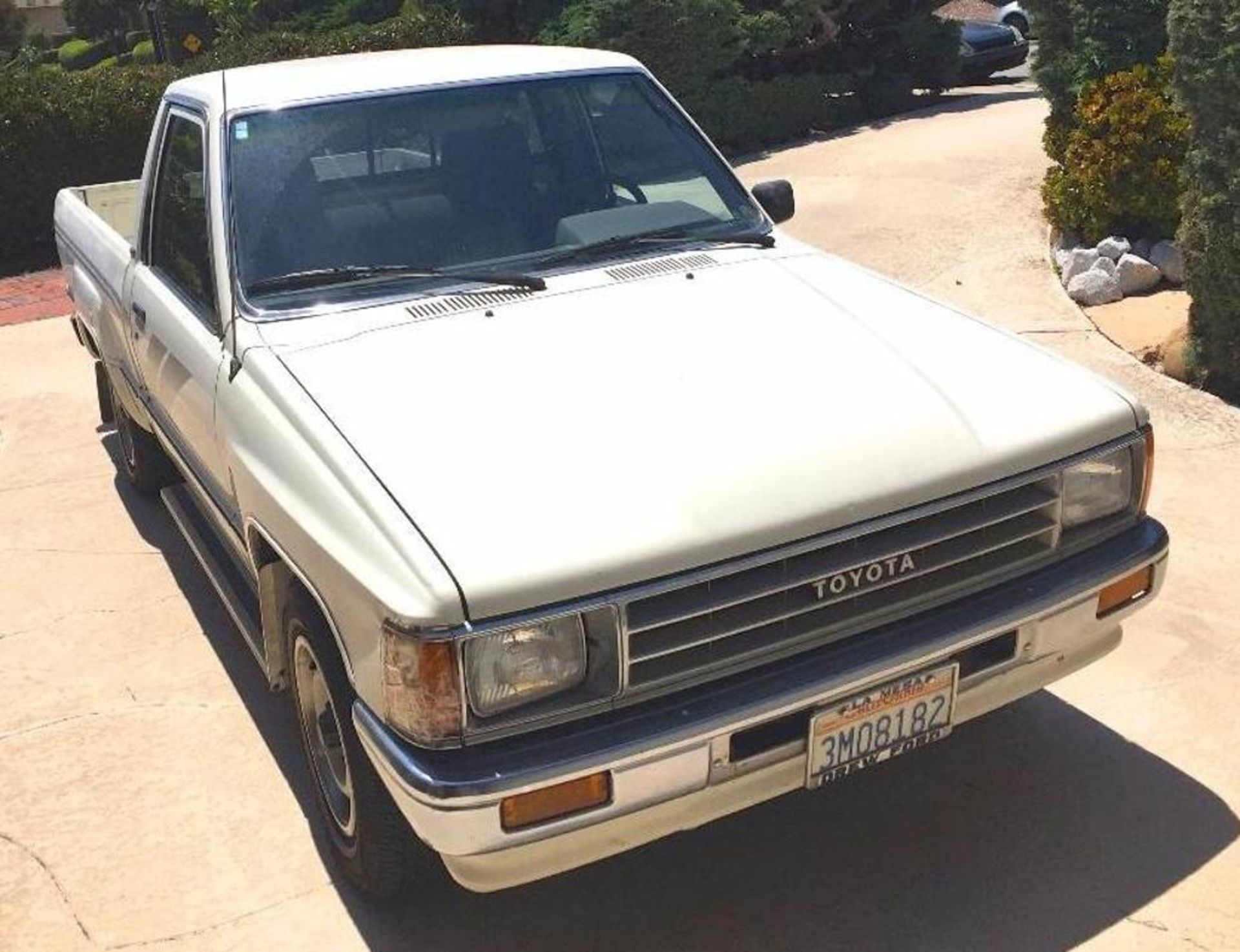 Toyota 1988 Pickup. 5 speed stick shift. - Image 3 of 17