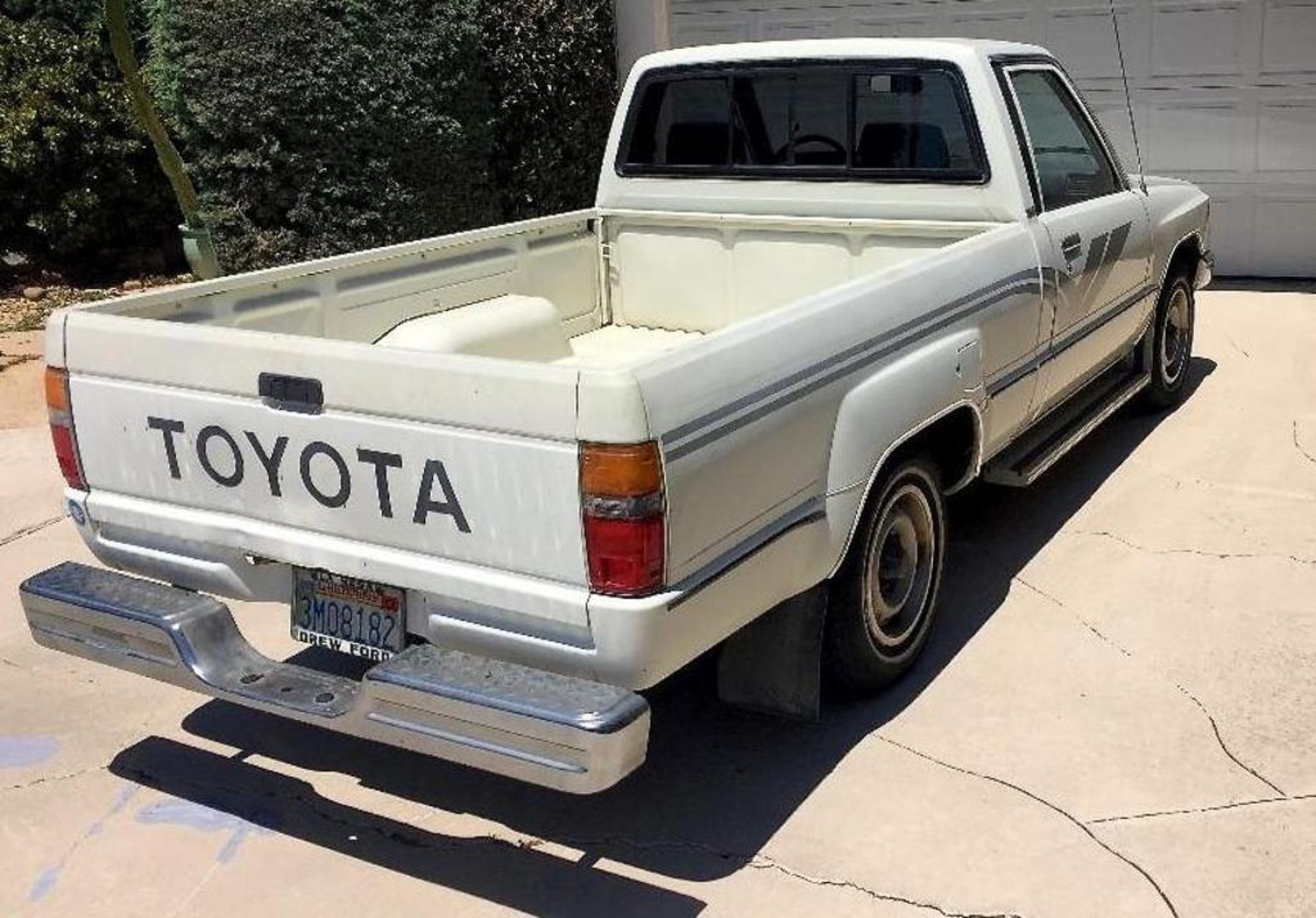 Toyota 1988 Pickup. 5 speed stick shift. - Image 2 of 17