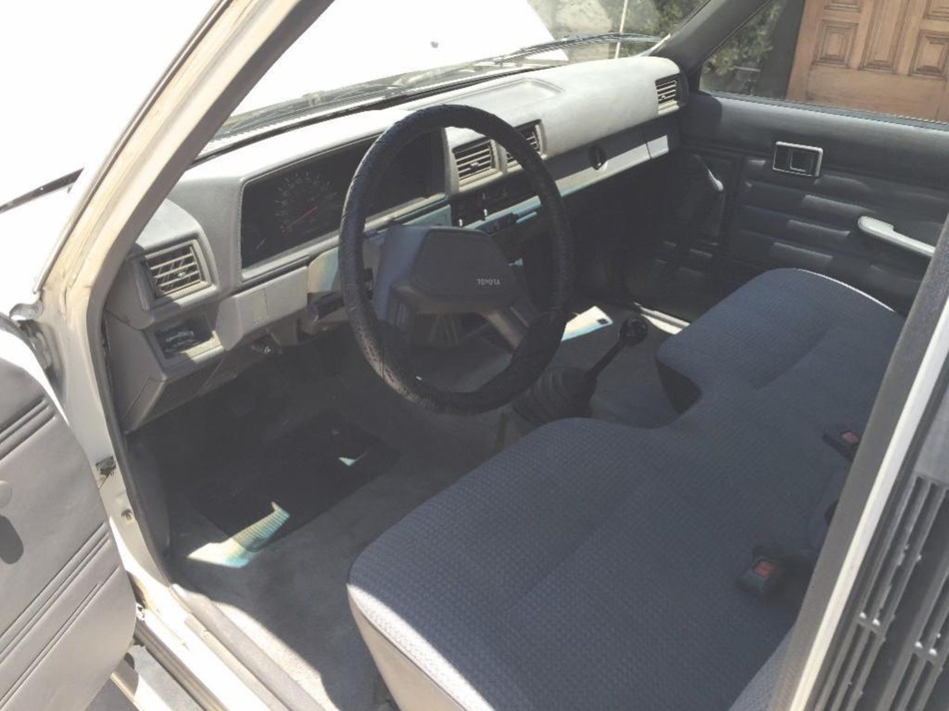 Toyota 1988 Pickup. 5 speed stick shift. - Image 12 of 17