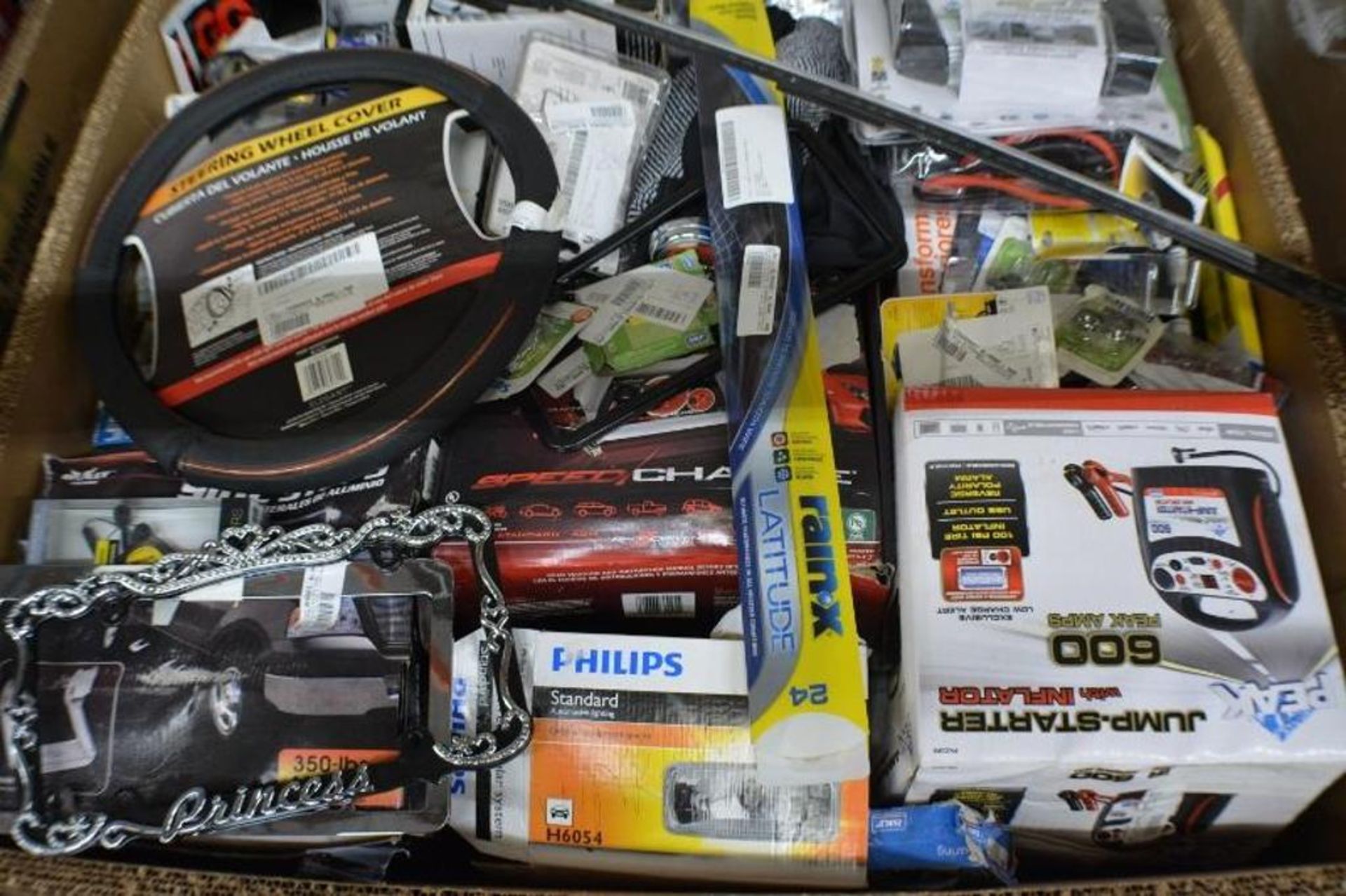 Car Accessories. Assorted Car Accessories + Assorted Sizes Hitches + Jump Starter + Seat Covers + Ba - Image 10 of 13