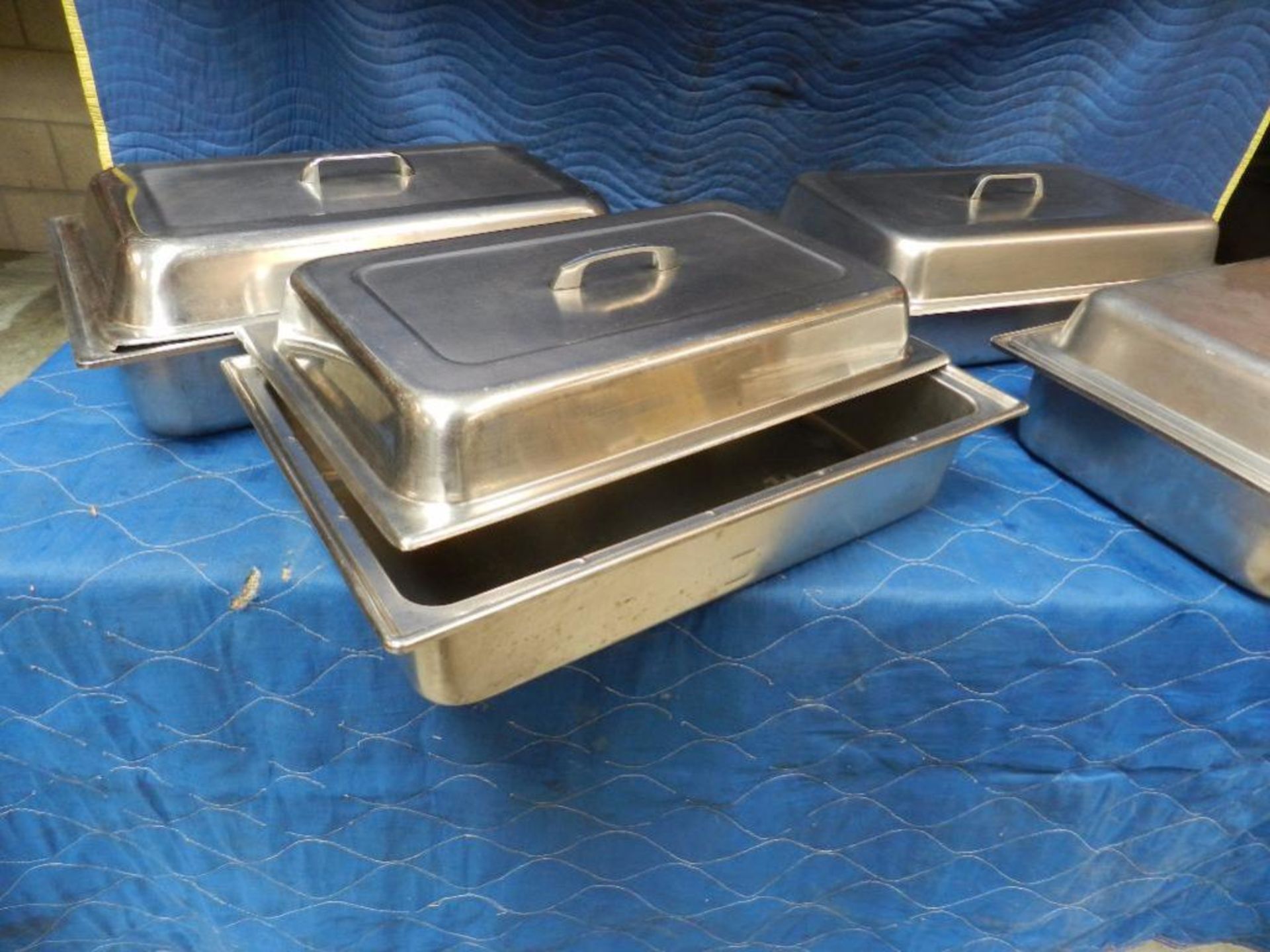 Trays with lid. insert type trays with lid seems stainless steel. Qty 4. Sold highest bid sought X 4 - Image 2 of 2