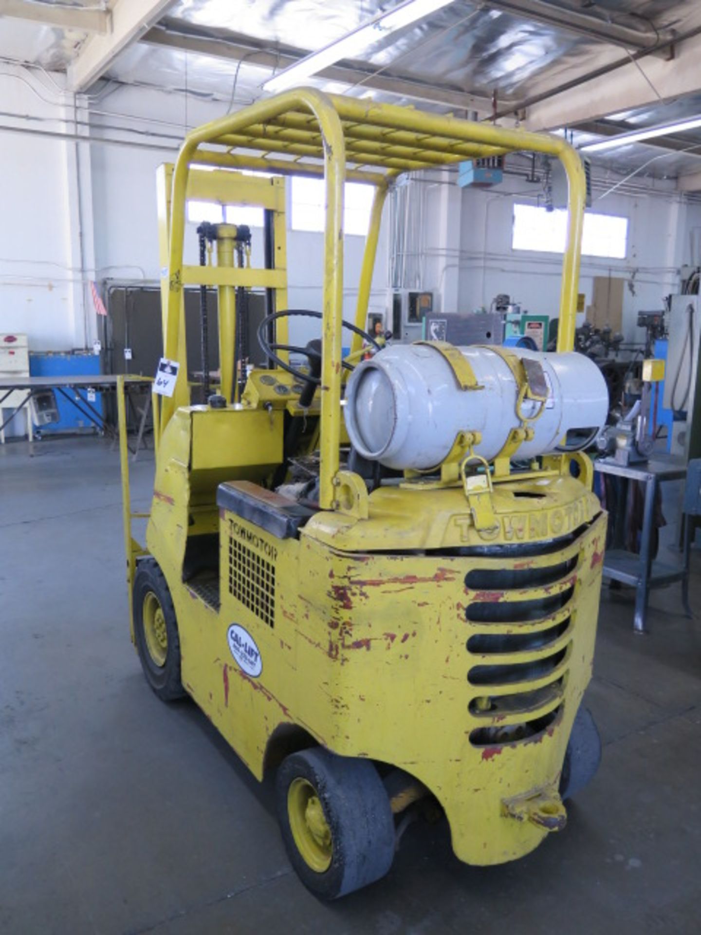 Towmotor mdl. 510P 2000 Lb Cap LPG Forklift s/n 28L660 w/ 2-Stage Mast, 146” Lift Height, Solid - Image 3 of 4