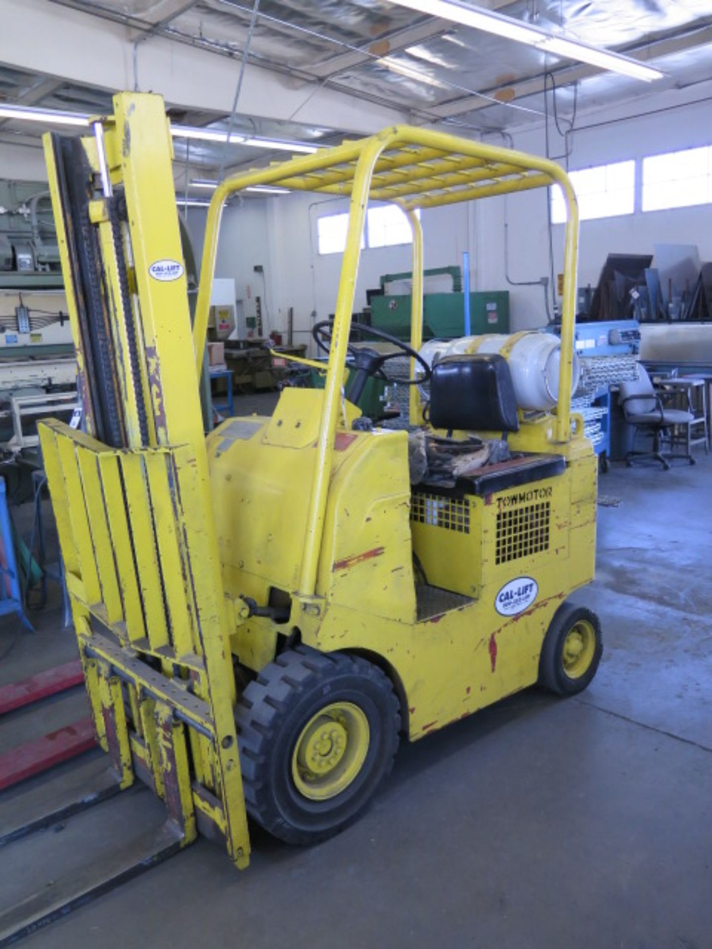 Towmotor mdl. 510P 2000 Lb Cap LPG Forklift s/n 28L660 w/ 2-Stage Mast, 146” Lift Height, Solid - Image 2 of 4