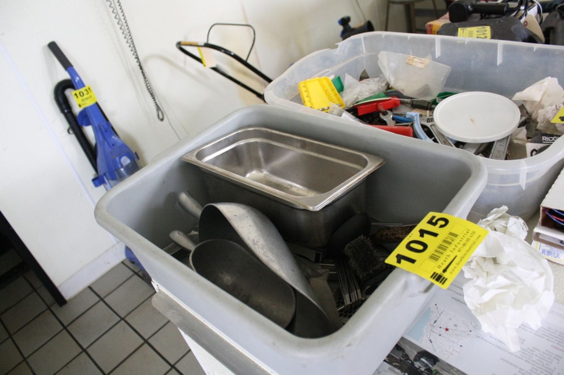 ASSORTED KITCHEN TOOLS IN BOX