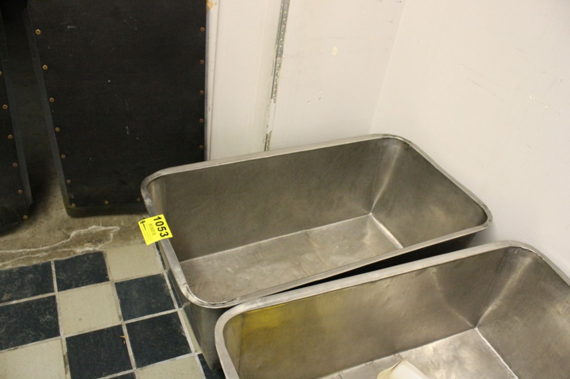 PORTABLE STAINLESS STEEL TUB 43 X 24 X 16''